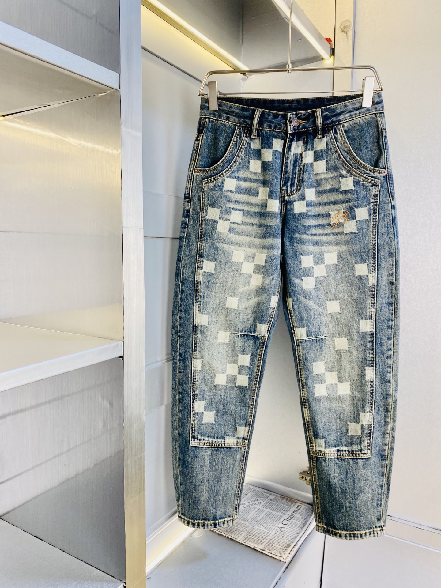 NO:682856,The original item from the official website can be worn up to 220 pounds. Louis Vuitton Lv 2026 new models are available at the counter at the same time. Fashionable casual pants, straight jeans, imported original fabrics, comfortable and breathable upper body, top craftsmanship hardware accessories. Extremely high grade, super correct version, fashionable and stylish upper body!  A wardrobe essential!  Size 28-40,,louis vuitton,louis vuitton,jeans,19860909原单货官网款 可穿220斤路易威登Lv 2026新款专柜同步有售,时尚休闲裤直筒牛仔裤,进口原版面料,上身舒适透气,顶级工艺五金配饰.档次极高,版型超正,上身时尚有型！衣橱必备单品！尺码28-40,,louis vuitton,louis vuitton,jeans,,Men's clothing