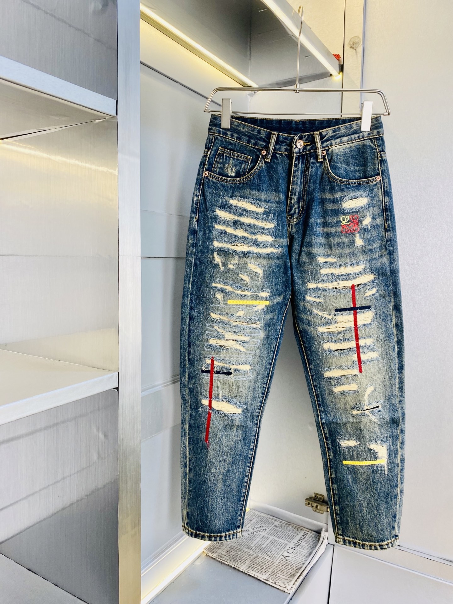 NO:732068,The original item from the official website can be worn up to 220 pounds. Loewe's 2026 new model is also available at the counter. Fashionable casual pants, straight jeans, imported original fabrics, comfortable and breathable upper body, top-notch craftsmanship hardware accessories. Extremely high grade, super correct fit, fashionable and stylish upper body!  A wardrobe essential!  Size 28-40,,loewe,loewe,jeans,19860909原单货官网款 可穿220斤罗意威Loewe 2026新款专柜同步有售,时尚休闲裤直筒牛仔裤,进口原版面料,上身舒适透气,顶级工艺五金配饰.档次极高,版型超正,上身时尚有型！衣橱必备单品！尺码28-40,,loewe,loewe,jeans,,Men's clothing