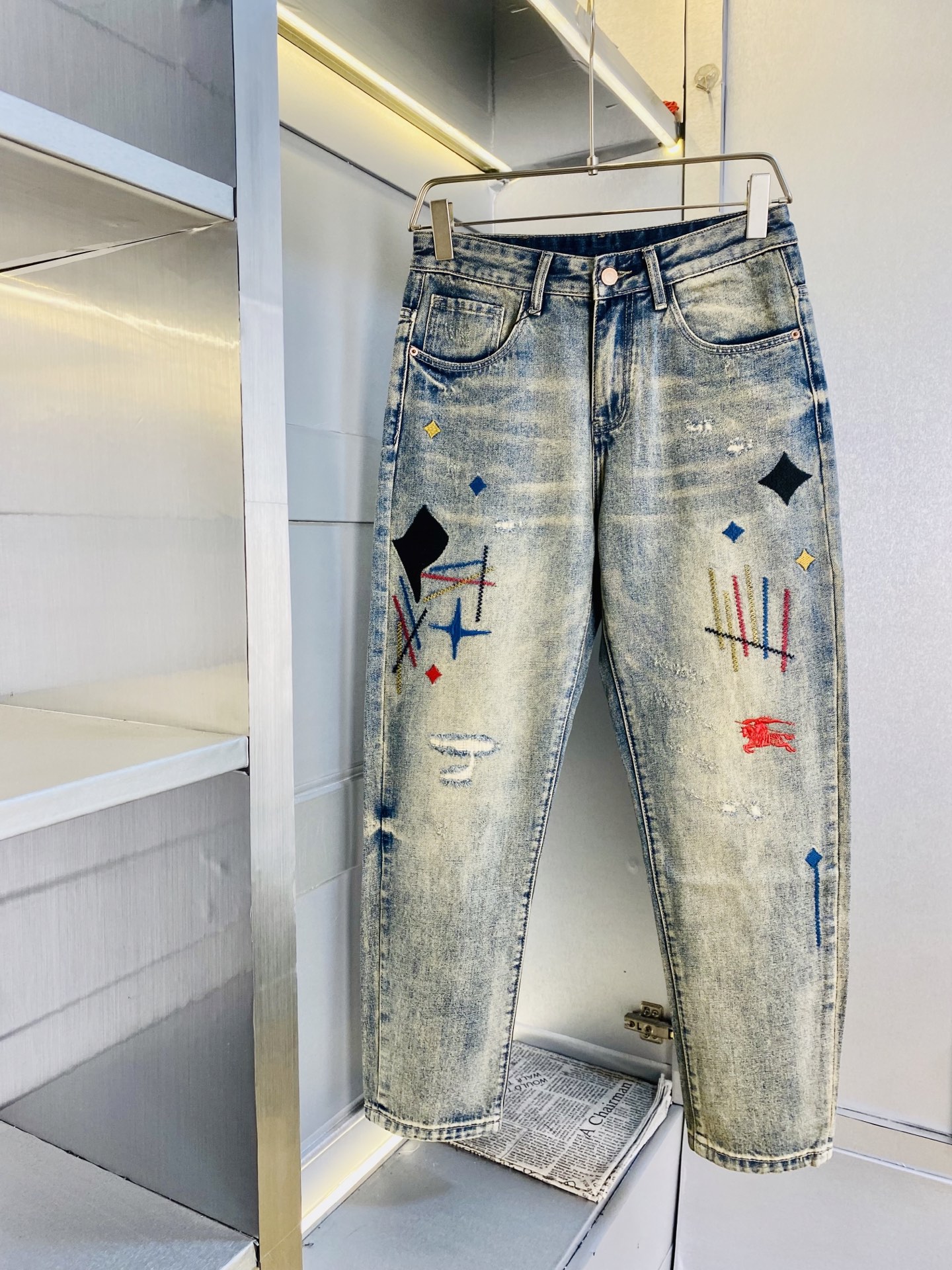 NO:732073,The original item from the official website can be worn up to 220 pounds. Balenciaga's 2026 new models are available at the counter at the same time. Fashionable casual pants straight jeans, imported original fabrics, upper body comfortable and breathable, top craftsmanship hardware accessories. Extremely high grade, super correct version, fashionable and stylish upper body!  A wardrobe essential!  Size 28-40,,balenciaga,balenciaga,jeans,19860909原单货官网款 可穿220斤巴黎世家Balenciaga 2026新款专柜同步有售,时尚休闲裤直筒牛仔裤,进口原版面料,上身舒适透气,顶级工艺五金配饰.档次极高,版型超正,上身时尚有型！衣橱必备单品！尺码28-40,,balenciaga,balenciaga,jeans,,Men's clothing