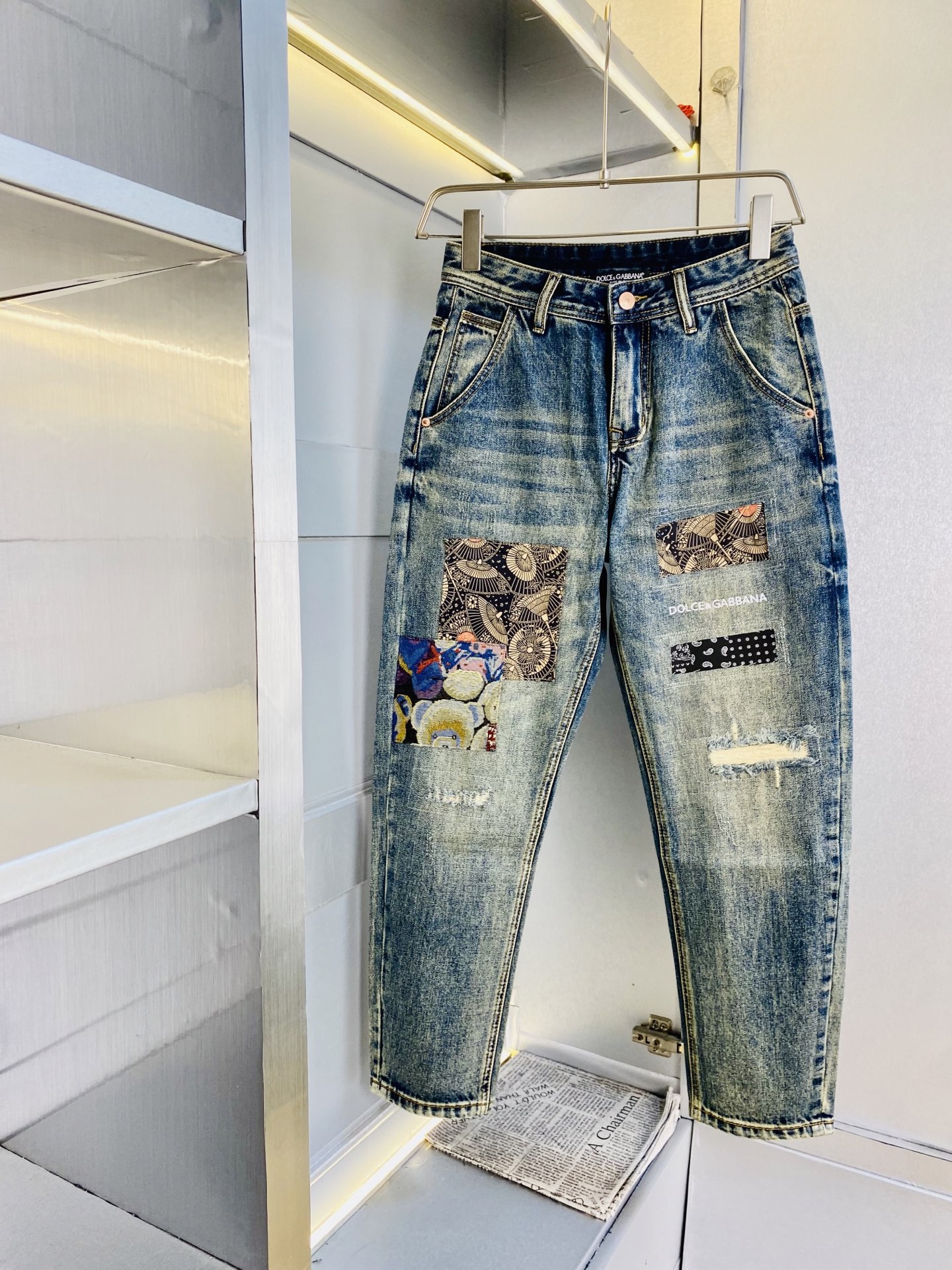 NO:732077,The original item from the official website can be worn up to 220 pounds. Dolce & Gabbana DG 2026 new models are available at the counter at the same time. Fashionable casual pants straight jeans, imported original fabrics, comfortable and breathable upper body, top craftsmanship hardware accessories. Extremely high grade, super correct version, fashionable and stylish upper body!  A wardrobe essential!  Size 28-40,,Dolce&Gabbana,jeans,19860909原单货官网款 可穿220斤杜嘉班纳DG 2026新款专柜同步有售,时尚休闲裤直筒牛仔裤,进口原版面料,上身舒适透气,顶级工艺五金配饰.档次极高,版型超正,上身时尚有型！衣橱必备单品！尺码28-40,,Dolce&Gabbana,jeans,,Men's clothing