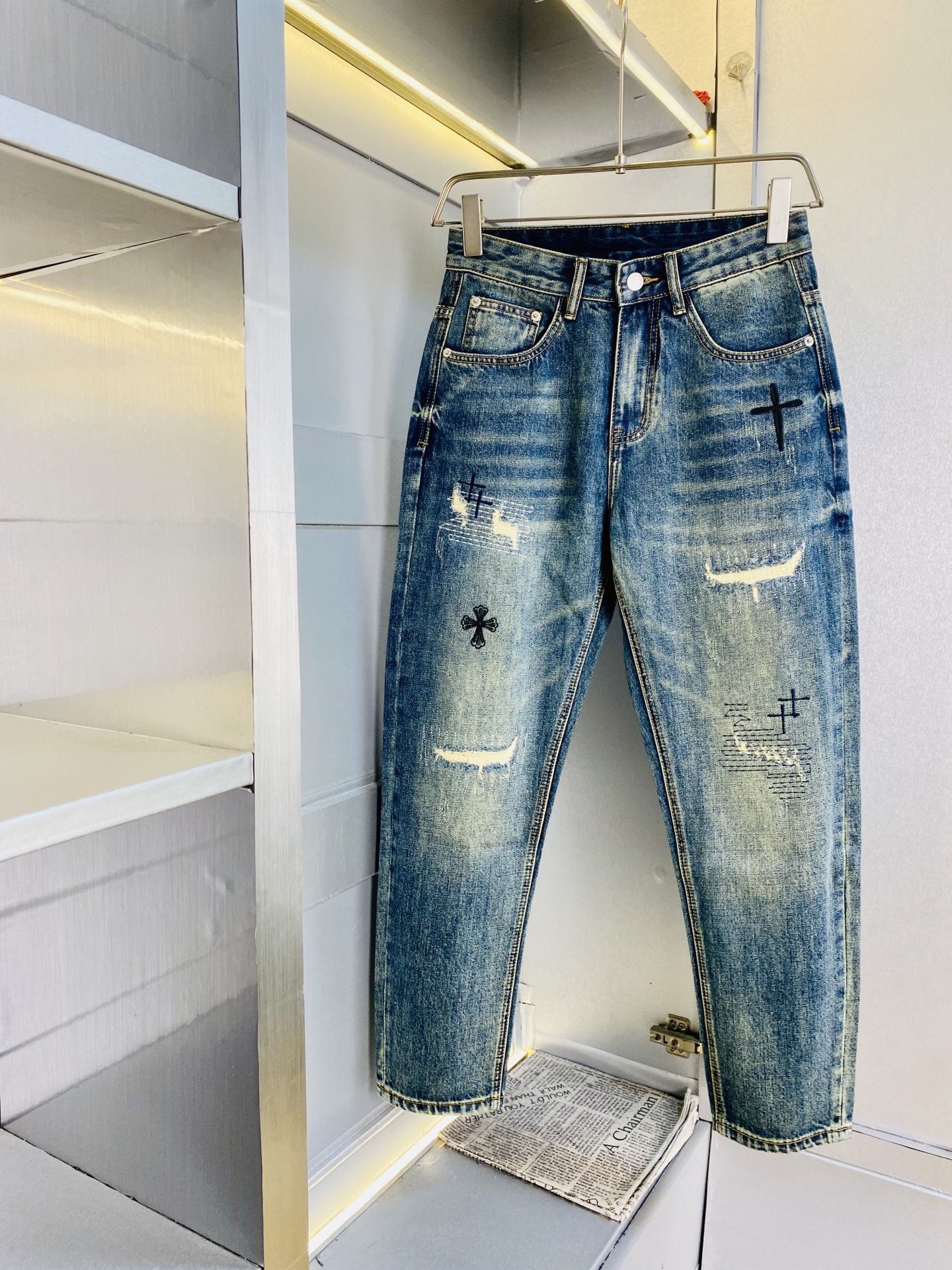 NO:732081,The original item from the official website can be worn up to 220 pounds. Chrome Hearts 2026 new models are available at the counter at the same time. Fashionable casual pants straight jeans, imported original fabrics, upper body comfortable and breathable, top craftsmanship hardware accessories. Extremely high grade, super correct version, fashionable and stylish upper body!  A wardrobe essential!  Size 28-40,,chrome hearts,chrome hearts,jeans,19860909原单货官网款 可穿220斤克罗心Chrome Hearts2026新款专柜同步有售,时尚休闲裤直筒牛仔裤,进口原版面料,上身舒适透气,顶级工艺五金配饰.档次极高,版型超正,上身时尚有型！衣橱必备单品！尺码28-40,,chrome hearts,chrome hearts,jeans,,Men's clothing