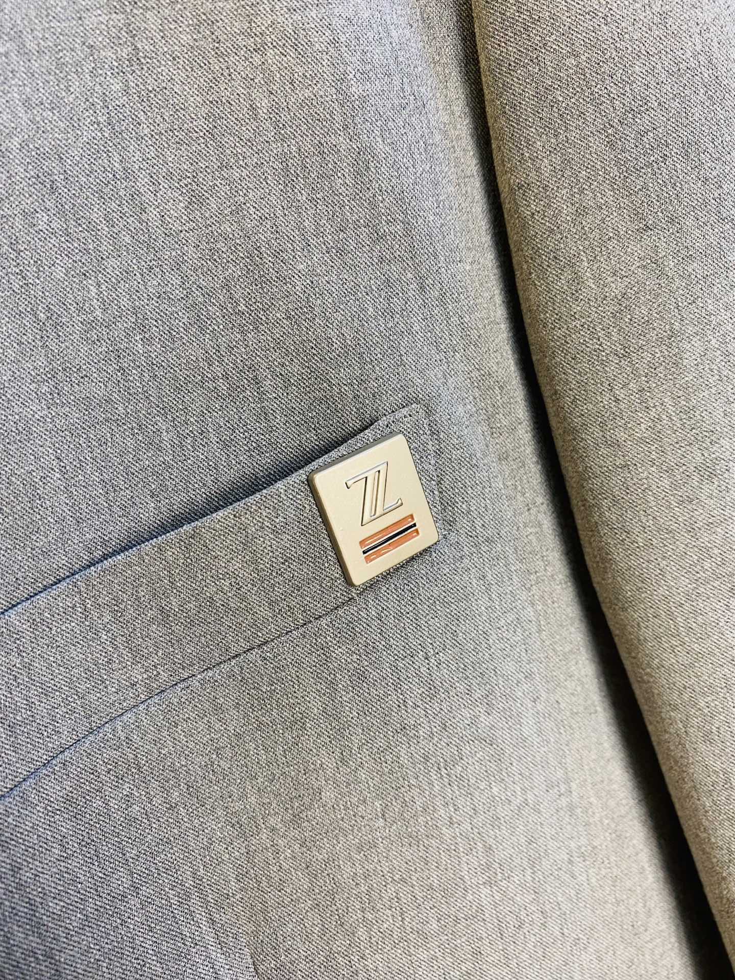 支持年后退换！ 整套P680 官网原单货 可穿220斤🔥杰尼亚Zegna 2025秋冬款！新款西装外套西装套装西服套装礼服套装 三标齐全 带洗水唛⚠高版本⚠高品质 ⚠原版面料⚠网红明星同款!

开模定制五金辅料  感非常舒服  超级百搭好看
非市场普通版本 随意对比 品质绝对保证
颜色：图色
尺码：M-4XL (175/130斤穿M)