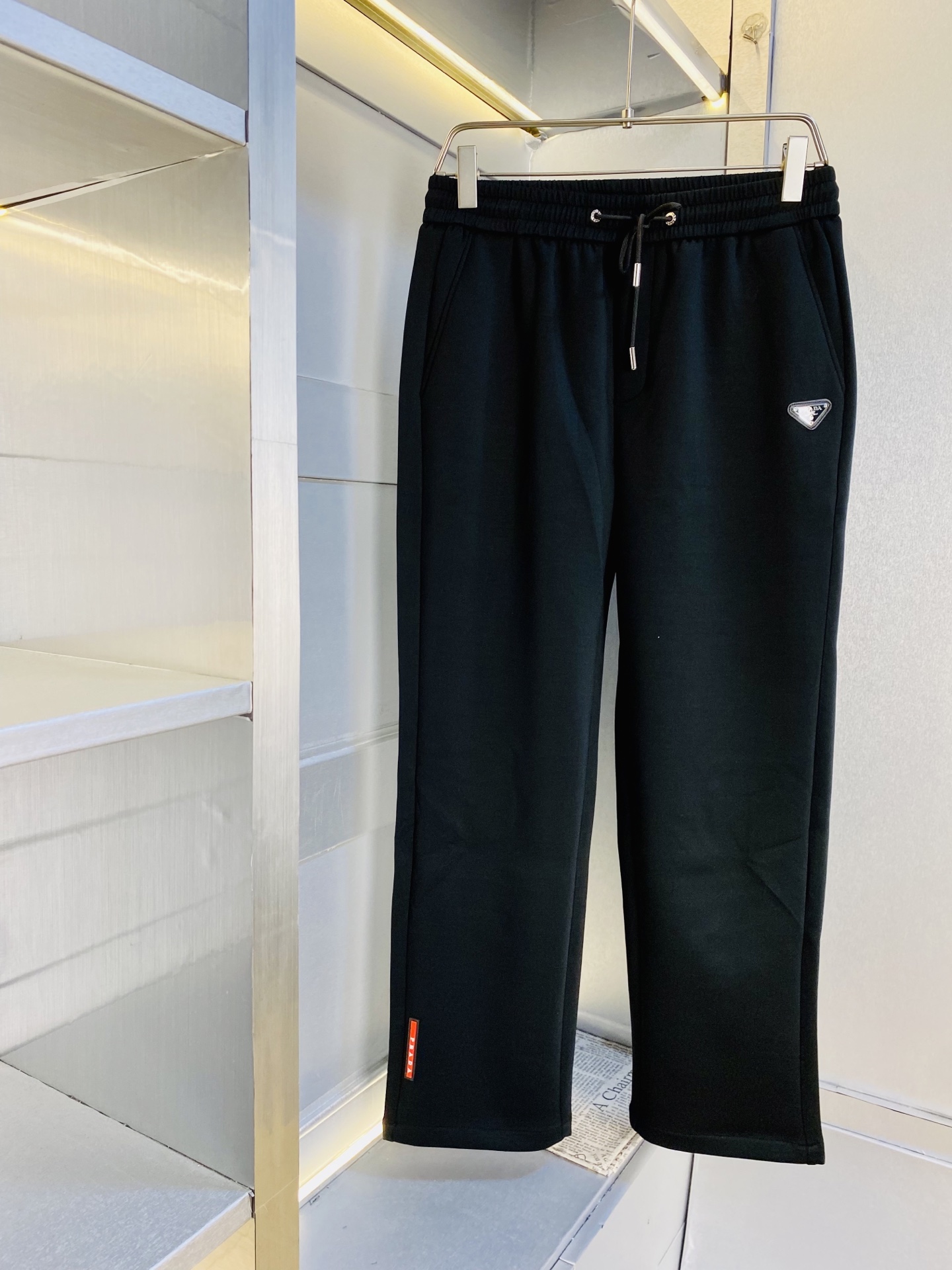 NO:684458,Original item from the official website, can wear 210 pounds Prada, simple and fashionable, new casual pants, sports pants, sweat pants, elastic pants, wide-leg pants, long pants, very comfortable to wear, low-key yet luxurious, very classy to wear, no need to say much about the pants style and cut. The upper body is exquisite and vivid. Real first-class top quality materials. Really top-grade casual pants and elastic pants, using Turkish cotton to produce the most famous denim fabric. The quality is outstanding, and the pants are very soft after heavy washing!  The straight-leg version is not picky, the upper body is absolutely stylish, the expert design is extremely luxurious. Size: M-4XL,, prada, prada,19860909官网原单货 可穿210斤普拉达Prada 简约时尚 新款休闲裤运动裤卫裤松紧裤阔腿裤长裤身穿着非常舒适 低调不失奢华 穿出去非常有档次,裤型款式和裁剪亦无需多言 上身精致跃然.真正一等一顶级质料 真正殿堂级的休闲裤松紧裤,选用土耳其的棉花 生产出最有名的单宁布 品质卓然,经过重水洗使得裤子很柔软！直脚的版型 不挑人 上身绝对的有型 达人设计 极度奢华.码数:M-4XL,,prada,prada,,Men's clothing