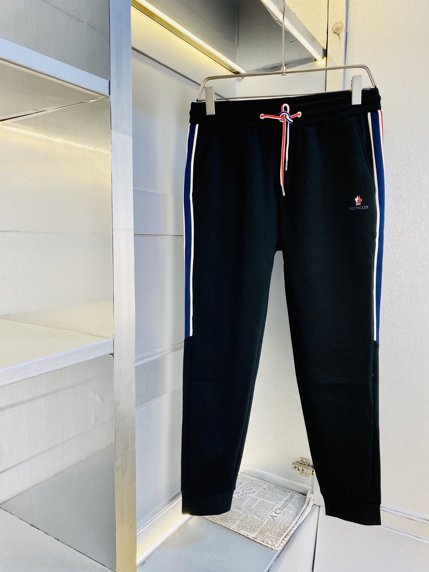 NO:690471,The original item from the official website can be worn with a 210-pound muzzle. Moncler is simple and fashionable. The new casual pants, sweatpants, sweatpants, elasticated trousers, and leggings are very comfortable to wear. Low-key yet luxurious. It is very classy to wear, and the style and tailoring of the pants need no introduction. The upper body is exquisite and vivid. Really first-class and top-quality materials. Really top-level casual pants and elastic pants, using Turkish cotton to produce the most famous denim fabric. The quality is outstanding, and the pants are very soft after heavy washing!  The straight-leg version is not picky and the upper body is absolutely stylish. The expert design is extremely luxurious. Size: M-4XL, Moncler,19860909官网原单货 可穿210斤蒙口Moncler 简约时尚 新款休闲裤运动裤卫裤松紧裤长裤束脚裤身穿着非常舒适 低调不失奢华 穿出去非常有档次,裤型款式和裁剪亦无需多言 上身精致跃然.真正一等一顶级质料 真正殿堂级的休闲裤松紧裤,选用土耳其的棉花 生产出最有名的单宁布 品质卓然,经过重水洗使得裤子很柔软！直脚的版型 不挑人 上身绝对的有型 达人设计 极度奢华.码数:M-4XL,,Moncler,,Men's clothing