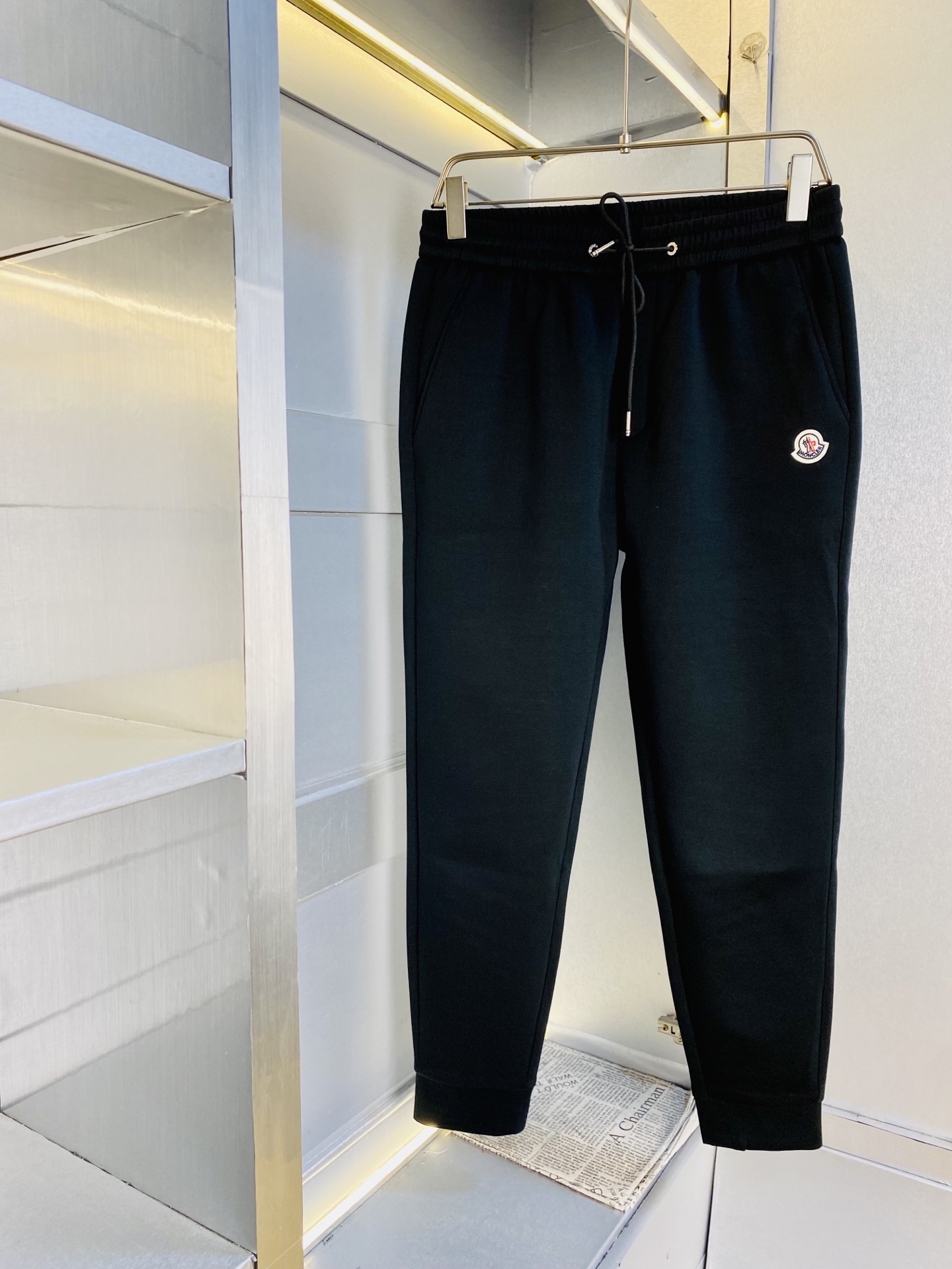 NO:743565,The original item from the official website can be worn with a 210-pound muzzle. Moncler is simple and fashionable. The new casual pants, sweatpants, sweatpants, elasticated trousers, and leggings are very comfortable to wear. Low-key yet luxurious. It is very classy to wear, and the style and tailoring of the pants need no introduction. The upper body is exquisite and vivid. Really first-class and top-quality materials. Really top-level casual pants and elastic pants, using Turkish cotton to produce the most famous denim fabric. The quality is outstanding, and the pants are very soft after heavy washing!  The straight-leg version is not picky and the upper body is absolutely stylish. The expert design is extremely luxurious. Size: M-4XL, Moncler,19860909官网原单货 可穿210斤蒙口Moncler 简约时尚 新款休闲裤运动裤卫裤松紧裤长裤束脚裤身穿着非常舒适 低调不失奢华 穿出去非常有档次,裤型款式和裁剪亦无需多言 上身精致跃然.真正一等一顶级质料 真正殿堂级的休闲裤松紧裤,选用土耳其的棉花 生产出最有名的单宁布 品质卓然,经过重水洗使得裤子很柔软！直脚的版型 不挑人 上身绝对的有型 达人设计 极度奢华.码数:M-4XL,,Moncler,,Men's clothing