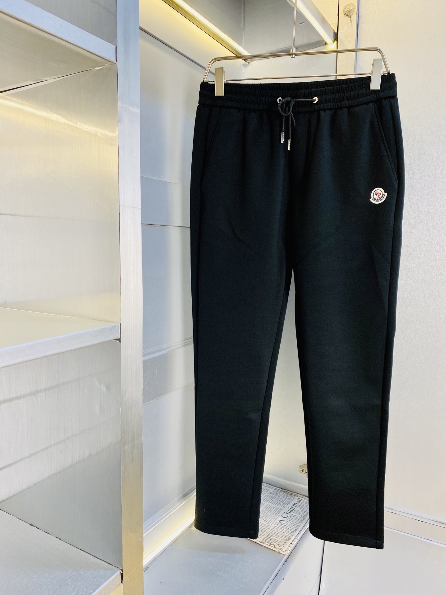 NO:743569,The original item from the official website can be worn with a 210-pound Moncler muzzle. It is simple and fashionable. The new casual pants, sports pants, sweatpants, elastic pants and long trousers are very comfortable to wear, low-key yet luxurious. They are very classy when worn, and the style and tailoring of the pants need no introduction. The upper body is exquisite and vivid. Really first-class top quality materials. Really top-grade casual pants and elastic pants, using Turkish cotton to produce the most famous denim fabric. The quality is outstanding, and the pants are very soft after heavy washing!  The straight-leg version is not picky and the upper body is absolutely stylish. The expert design is extremely luxurious. Size: M-4XL, Moncler,19860909官网原单货 可穿210斤蒙口Moncler 简约时尚 新款休闲裤运动裤卫裤松紧裤长裤身穿着非常舒适 低调不失奢华 穿出去非常有档次,裤型款式和裁剪亦无需多言 上身精致跃然.真正一等一顶级质料 真正殿堂级的休闲裤松紧裤,选用土耳其的棉花 生产出最有名的单宁布 品质卓然,经过重水洗使得裤子很柔软！直脚的版型 不挑人 上身绝对的有型 达人设计 极度奢华.码数:M-4XL,,Moncler,,Men's clothing