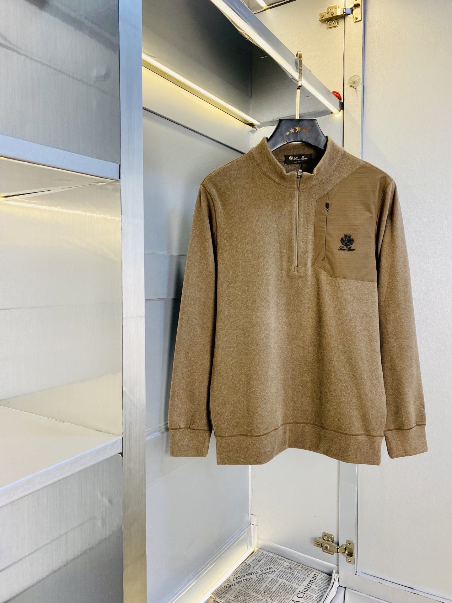 NO:681195,Double-sided velvet can be worn up to 220 pounds. Double-sided velvet thin velvet model. Nuoyoupanya Lp. Original quality. 2026 latest model. Warm long-sleeved sweatshirt style base shirt T-shirt. Selected counters to customize top-grade imported fabrics. All details are perfectly made and reproduced 1:1. Restore 100% authenticity. Original hardware. High-end customized accessories. Original factory original label. The upper body effect is amazing!  Size L-4XL,,loro piana,hoodie,sweatshirts,tees,t-shirt,19860909双面绒可穿220斤 双面加绒薄绒款 诺悠翩雅Lp 原单品质 2026最新款 保暖长袖卫衣款打底衫T恤 精选专柜订制顶级进口面料 所有细节做工完美1比1复刻 还原正品百分百 原版五金 高端订制辅料 原厂原标 上身效果超赞！码数L-4XL,,loro piana,hoodie,sweatshirts,tees，t-shirt,,Men's clothing