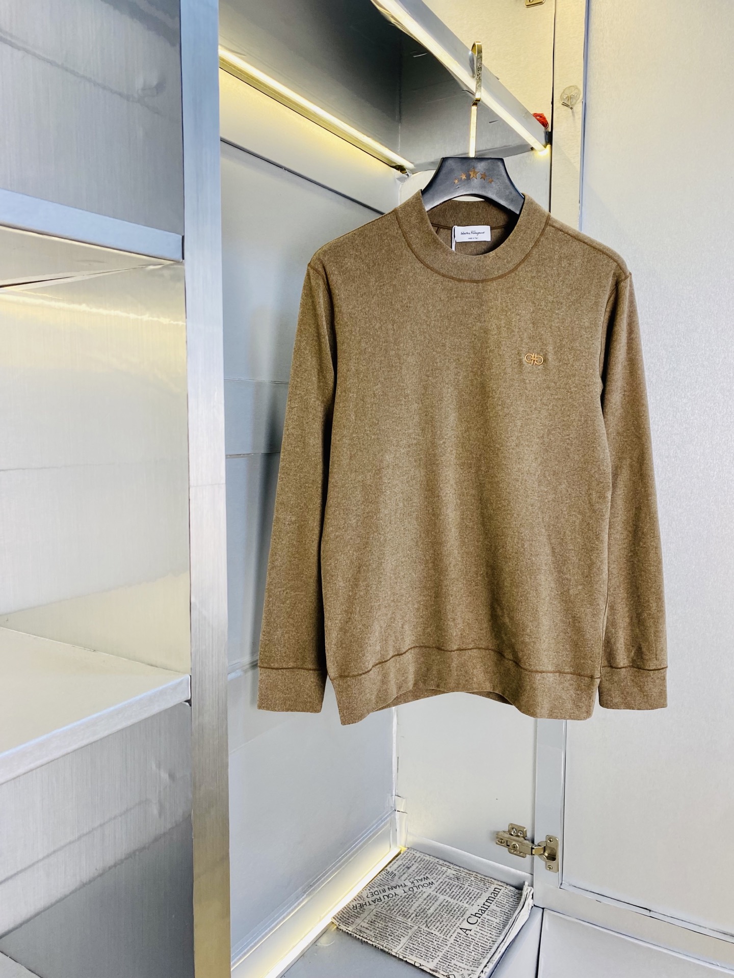 NO:681165,Double-sided velvet can wear up to 220 pounds. Double-sided velvet thin velvet model. Ferragamo original quality. 2026 latest model. Warm long-sleeved sweatshirt style base shirt T-shirt. Selected counters to customize top-grade imported fabrics. All details are perfectly made and reproduced 1:1. Restore to 100% authentic. Original hardware. High-end customized accessories. Original factory original label. The upper body effect is amazing!  Size L-4XL,,ferragamo,ferragamo,hoodie,sweatshirts,tees,t-shirt,19860909双面绒可穿220斤 双面加绒薄绒款 菲拉格慕Ferragamo原单品质 2026最新款 保暖长袖卫衣款打底衫T恤 精选专柜订制顶级进口面料 所有细节做工完美1比1复刻 还原正品百分百 原版五金 高端订制辅料 原厂原标 上身效果超赞！码数L-4XL,,ferragamo,ferragamo,hoodie,sweatshirts,tees，t-shirt,,Men's clothing