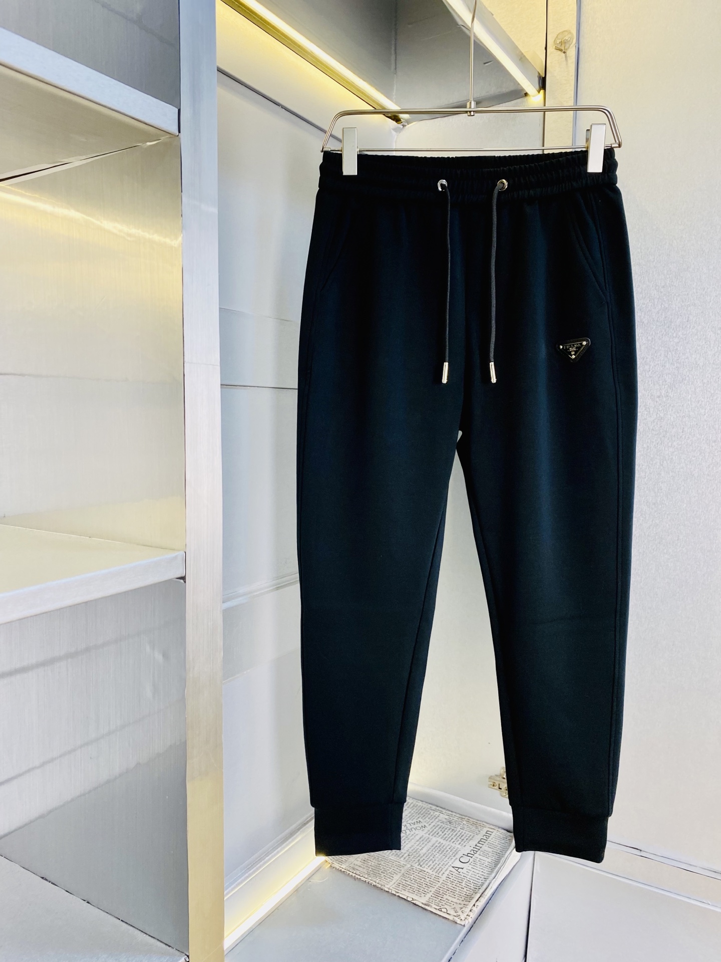 NO:743548,Original item from the official website. Can wear 200 pounds of Prada. Simple and fashionable. Casual pants, sweat pants, elastic pants, straight-leg pants, long pants, very comfortable to wear, low-key yet luxurious. It is very classy to wear, and the style and cut of the pants need no introduction. The upper body is exquisite and vivid. Really first-class and top-quality materials. Really top-grade casual pants and elastic pants, using Turkish cotton to produce the most famous denim fabric. The quality is outstanding, and the pants are very soft after heavy washing!  The straight-leg version is not picky and the upper body is absolutely stylish. The expert design is extremely luxurious. Size: M-3XL,, prada, prada,19860909官网原单货 可穿200斤普拉达Prada 简约时尚 休闲裤卫裤松紧裤直筒裤长裤身穿着非常舒适 低调不失奢华 穿出去非常有档次,裤型款式和裁剪亦无需多言 上身精致跃然.真正一等一顶级质料 真正殿堂级的休闲裤松紧裤,选用土耳其的棉花 生产出最有名的单宁布 品质卓然,经过重水洗使得裤子很柔软！直脚的版型 不挑人 上身绝对的有型 达人设计 极度奢华.码数:M-3XL,,prada,prada,,Men's clothing