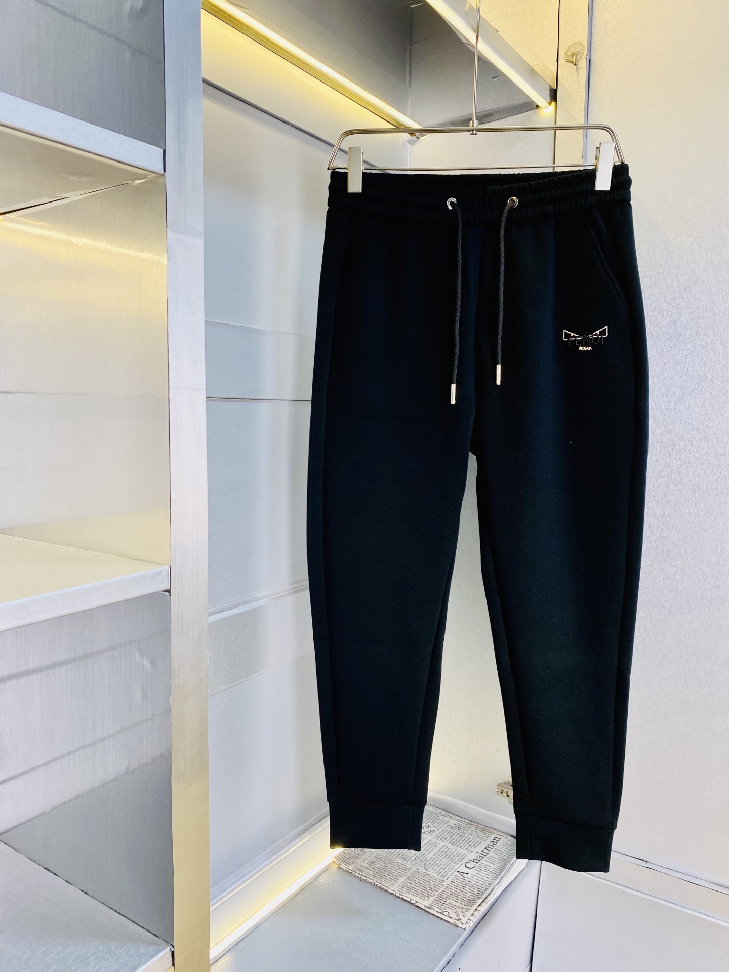 NO:773454,The original item from the official website can wear 200 pounds of Fendi. It is simple and fashionable. Casual pants, sweatpants, elastic pants, straight-leg pants, long trousers, very comfortable to wear, low-key yet luxurious. It is very classy to wear, and the style and cut of the pants need no introduction. The upper body is exquisite and vivid. Really first-class top quality materials. Really top-grade casual pants and elastic pants, using Turkish cotton to produce the most famous denim fabric. The quality is outstanding, and the pants are very soft after heavy washing!  The straight-leg version is not picky, the upper body is absolutely stylish, the expert design is extremely luxurious. Size: M-3XL,,fendi,fendi,19860909官网原单货 可穿200斤芬迪Fendi 简约时尚 休闲裤卫裤松紧裤直筒裤长裤身穿着非常舒适 低调不失奢华 穿出去非常有档次,裤型款式和裁剪亦无需多言 上身精致跃然.真正一等一顶级质料 真正殿堂级的休闲裤松紧裤,选用土耳其的棉花 生产出最有名的单宁布 品质卓然,经过重水洗使得裤子很柔软！直脚的版型 不挑人 上身绝对的有型 达人设计 极度奢华.码数:M-3XL,,fendi,fendi,,Men's clothing