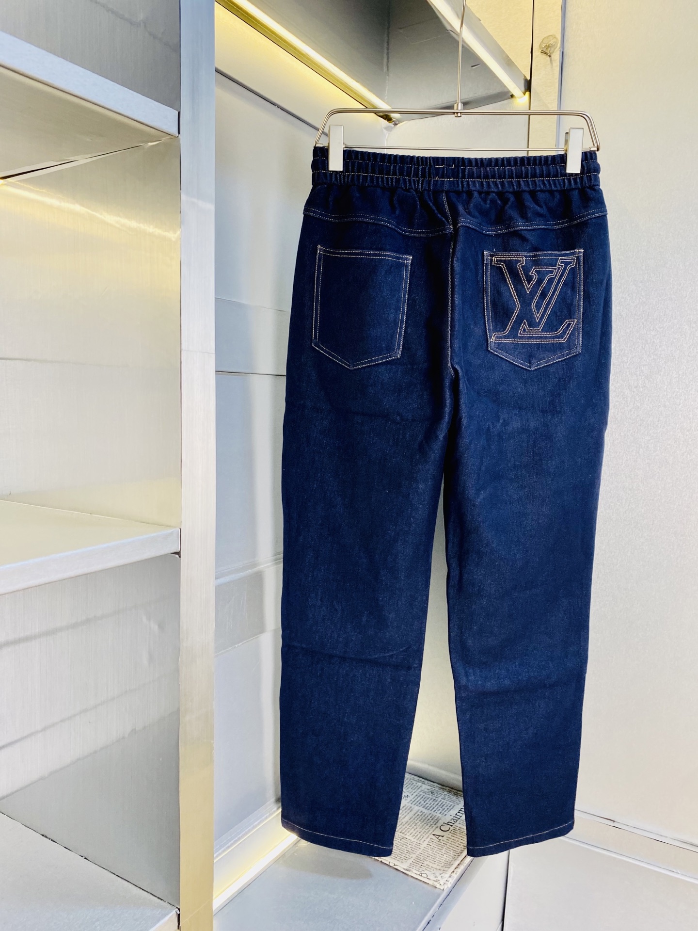 NO:684471,The original item from the official website can wear 220 pounds of Louis Vuitton Lv. Simple and fashionable. The new autumn and winter casual pants, sports pants, sweatpants, elasticated pants, wide-leg pants and long pants are very comfortable to wear. Low-key yet luxurious. It is very classy to wear, and the style and tailoring of the pants need not be said. The upper body is exquisite and vivid. Really first-class and top-quality materials. Really palace-level casual pants and elastic pants, using Turkish cotton to produce the most famous denim fabric.  The quality is outstanding, the pants are very soft after heavy washing!  The straight-leg version is not picky and the upper body is absolutely stylish. The expert design is extremely luxurious. Size: M-4XL, Louis Vuitton, Louis Vuitton,19860909官网原单货 可穿220斤路易威登Lv 简约时尚 秋冬新款休闲裤运动裤卫裤松紧裤阔腿裤长裤身穿着非常舒适 低调不失奢华 穿出去非常有档次,裤型款式和裁剪亦无需多言 上身精致跃然.真正一等一顶级质料 真正殿堂级的休闲裤松紧裤,选用土耳其的棉花 生产出最有名的单宁布 品质卓然,经过重水洗使得裤子很柔软！直脚的版型 不挑人 上身绝对的有型 达人设计 极度奢华.码数:M-4XL,,louis vuitton,louis vuitton,,Men's clothing