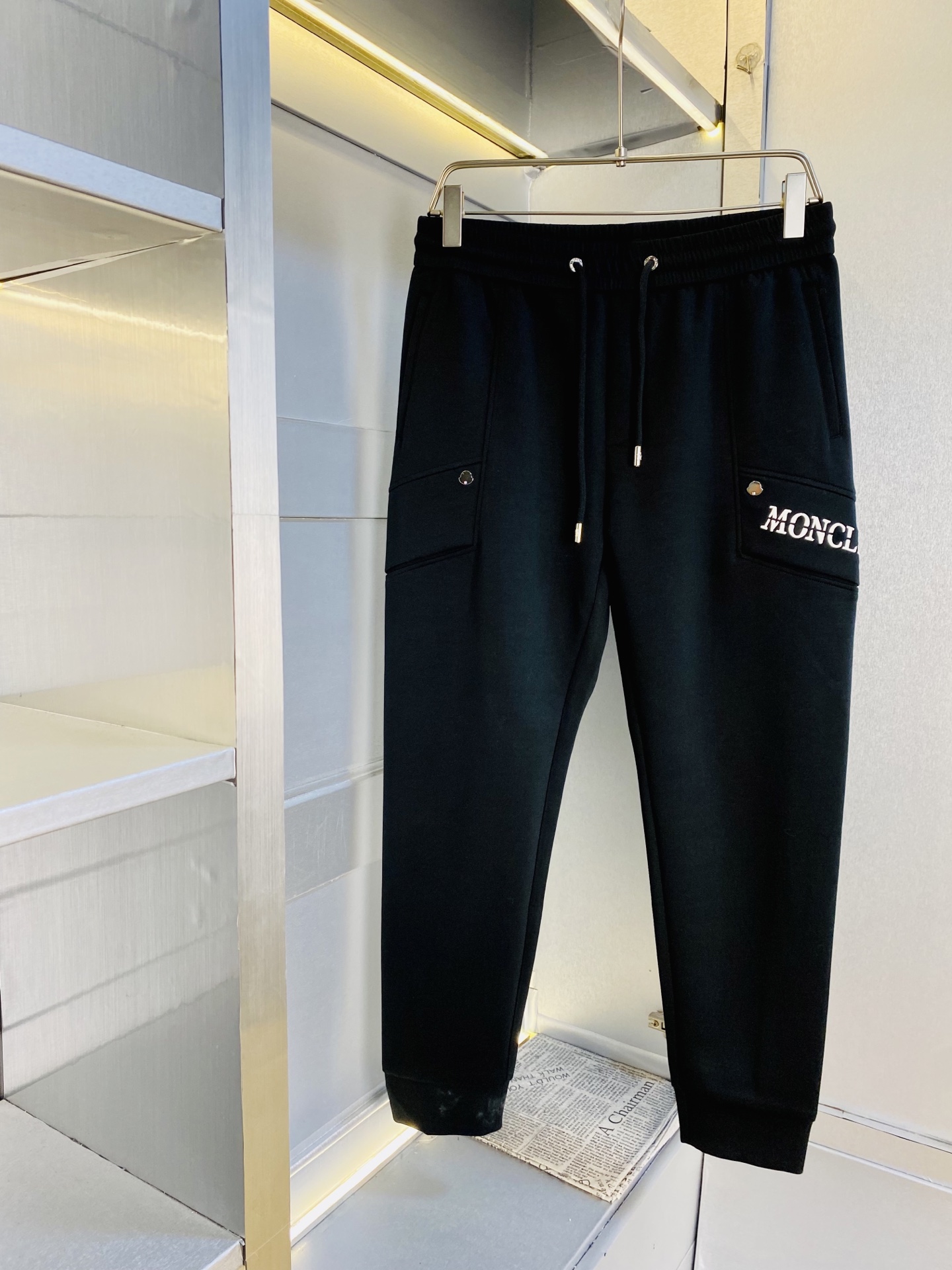 NO:684479,The original item from the official website can be worn with a 220 catties Moncler. Simple and fashionable 2026ss new casual pants, sports pants, sweatpants, elastic pants and long trousers, very comfortable to wear, low-key yet luxurious. It is very classy to wear, and there is no need to say much about the style and tailoring of the pants. The upper body is exquisite and vivid. Really first-class and top-quality materials. Really palace-level casual pants and elastic pants, using Turkish cotton to produce the most famous denim fabric.  The quality is outstanding, the pants are very soft after heavy washing!  The straight-leg version is not picky and the upper body is absolutely stylish. The expert design is extremely luxurious. Size: M-4XL, Moncler,19860909官网原单货 可穿220斤蒙口Moncler 简约时尚 2026ss新款休闲裤运动裤卫裤松紧裤长裤身穿着非常舒适 低调不失奢华 穿出去非常有档次,裤型款式和裁剪亦无需多言 上身精致跃然.真正一等一顶级质料 真正殿堂级的休闲裤松紧裤,选用土耳其的棉花 生产出最有名的单宁布 品质卓然,经过重水洗使得裤子很柔软！直脚的版型 不挑人 上身绝对的有型 达人设计 极度奢华.码数:M-4XL,,Moncler,,Men's clothing