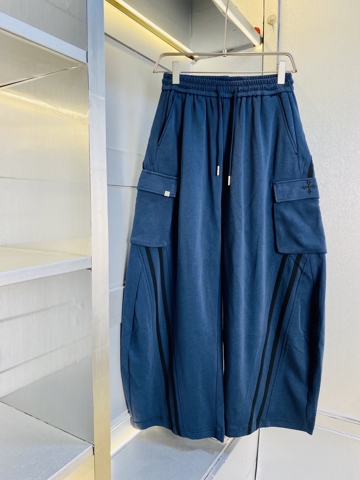 NO:684440,The original item from the official website can wear 220 pounds of Chrome Hearts. Simple and fashionable. The 2026ss new casual pants, sweat pants, elastic pants and long trousers are very comfortable to wear. Low-key yet luxurious. It is very classy to wear. There is no need to say much about the pants style and tailoring. The upper body is exquisite and vivid. Really first-class and top-quality materials. Really palace-level casual pants and elastic pants, using Turkish cotton to produce the most famous denim fabric.  The quality is outstanding, the pants are very soft after heavy washing!  The straight-leg version is not picky and the upper body is absolutely stylish. The expert design is extremely luxurious. Size: S-XL (175/130 pounds wear S), chrome hearts, chrome hearts,19860909官网原单货 可穿220斤克罗心Chrome Hearts 简约时尚 2026ss新款休闲裤运动裤卫裤松紧裤长裤身穿着非常舒适 低调不失奢华 穿出去非常有档次,裤型款式和裁剪亦无需多言 上身精致跃然.真正一等一顶级质料 真正殿堂级的休闲裤松紧裤,选用土耳其的棉花 生产出最有名的单宁布 品质卓然,经过重水洗使得裤子很柔软！直脚的版型 不挑人 上身绝对的有型 达人设计 极度奢华.码数:S-XL（175/130斤穿S）,,chrome hearts,chrome hearts,,Men's clothing