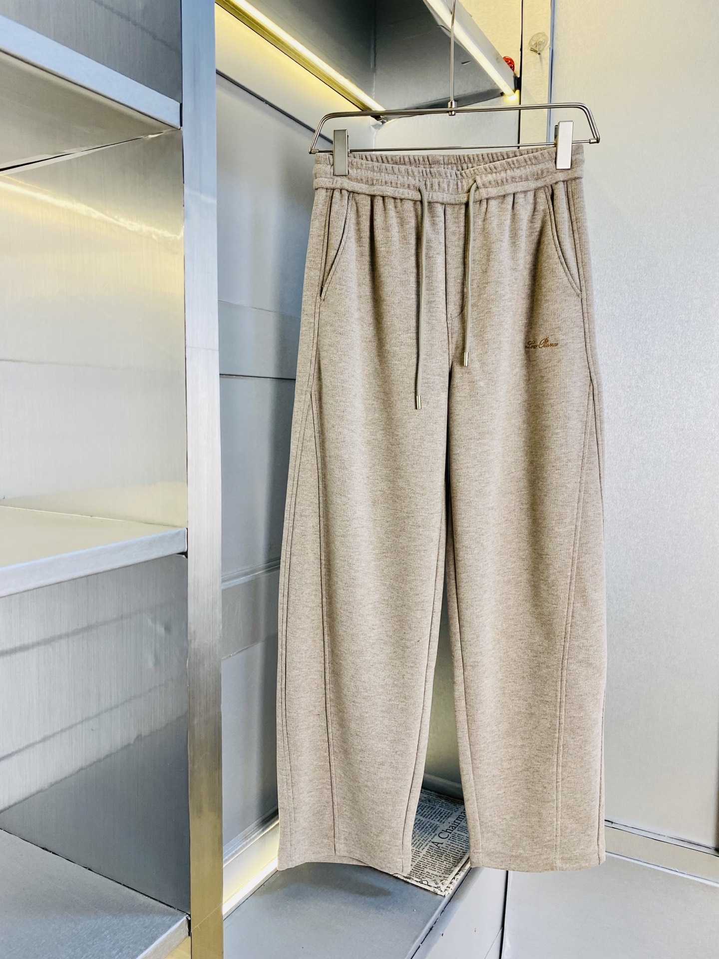 NO:684450,The original item from the official website can wear 220 pounds of Nuoyou Panya Lp, simple and fashionable. The 2026ss new casual pants, sports pants, sweatpants, elastic pants and long trousers are very comfortable to wear. Low-key yet luxurious. It is very classy to wear. There is no need to say much about the pants style and tailoring. The upper body is exquisite and vivid. Really first-class and top-quality materials. Really palace-level casual pants and elastic pants, using Turkish cotton to produce the most famous denim fabric.  The quality is outstanding, the pants are very soft after heavy washing!  The straight-leg version is not picky and the upper body is absolutely stylish. The expert design is extremely luxurious. Size: S-4XL, loro piana,19860909官网原单货 可穿220斤诺悠翩雅Lp简约时尚 2026ss新款休闲裤运动裤卫裤松紧裤长裤身穿着非常舒适 低调不失奢华 穿出去非常有档次,裤型款式和裁剪亦无需多言 上身精致跃然.真正一等一顶级质料 真正殿堂级的休闲裤松紧裤,选用土耳其的棉花 生产出最有名的单宁布 品质卓然,经过重水洗使得裤子很柔软！直脚的版型 不挑人 上身绝对的有型 达人设计 极度奢华.码数:S-4XL,,loro piana,,Men's clothing