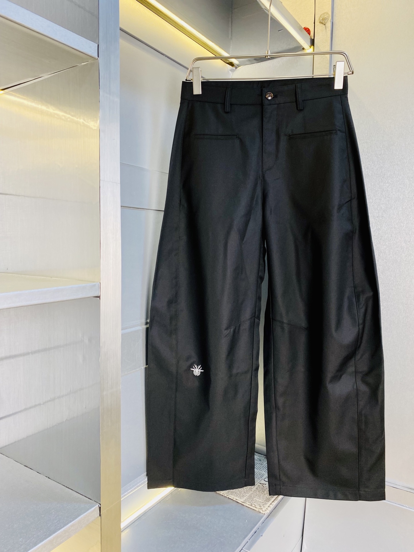 NO:684455,The original item from the official website can be worn by Dior. It is simple and fashionable. The 2026ss new casual pants and sweatpants are very comfortable to wear. They are low-key yet luxurious. They are very classy to wear, and the style and cut of the pants need no introduction. The upper body is exquisite and vivid. Real first-class top quality materials. Really top-grade casual pants and elastic pants, using Turkish cotton to produce the most famous denim fabric. The quality is outstanding, and the pants are very soft after heavy washing!  The straight-leg version is not picky, the upper body is absolutely stylish, the expert design is extremely luxurious. Size: S-4XL,, dior, dior,19860909官网原单货 可穿斤迪奥Dior 简约时尚 2026ss新款休闲裤运动裤长裤身穿着非常舒适 低调不失奢华 穿出去非常有档次,裤型款式和裁剪亦无需多言 上身精致跃然.真正一等一顶级质料 真正殿堂级的休闲裤松紧裤,选用土耳其的棉花 生产出最有名的单宁布 品质卓然,经过重水洗使得裤子很柔软！直脚的版型 不挑人 上身绝对的有型 达人设计 极度奢华.码数:S-4XL,,dior,dior,,Men's clothing