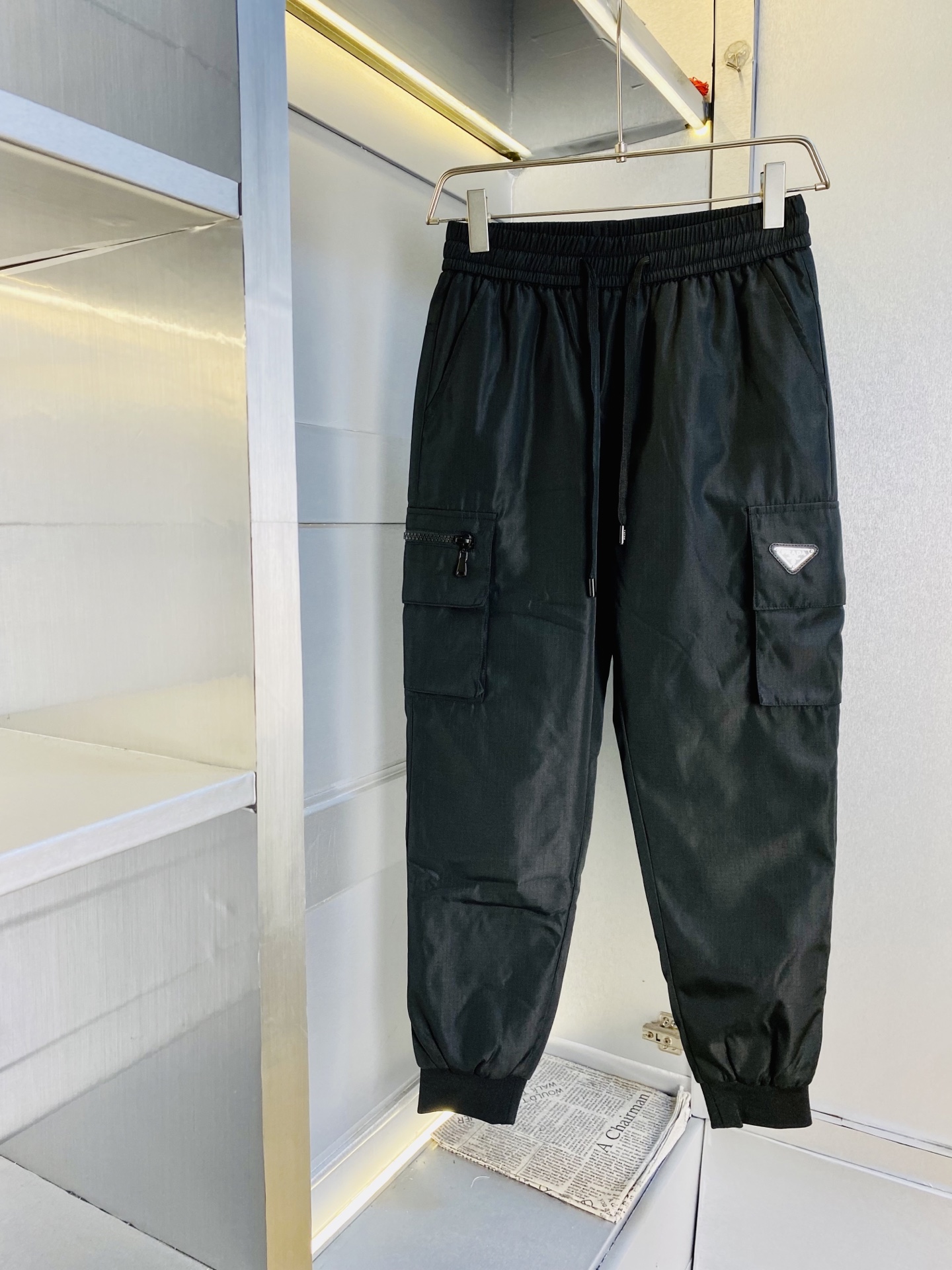 NO:726617,Support replacement after the year!  Original item from the official website. You can wear Prada down pants with a down liner inside!  Simple and fashionable winter casual pants, sweat pants, elastic pants, straight pants, long pants, very comfortable to wear, low-key yet luxurious, very classy to wear, and the style and cut of the pants need no introduction. The upper body is exquisite and vivid. Really first-class top quality materials. Really top-grade casual pants and elastic pants, using Turkish cotton to produce the most famous denim fabric. The quality is outstanding, and the pants are very soft after heavy washing!  The straight-leg version is not picky and the upper body is absolutely stylish. The expert design is extremely luxurious. Size: M-4XL, prada, prada, down jacket,19860909支持年后退换！ 官网原单货 可穿斤普拉达Prada 羽绒裤内里加羽绒内胆！简约时尚 冬款休闲裤卫裤松紧裤直筒裤长裤身穿着非常舒适 低调不失奢华 穿出去非常有档次,裤型款式和裁剪亦无需多言 上身精致跃然.真正一等一顶级质料 真正殿堂级的休闲裤松紧裤,选用土耳其的棉花 生产出最有名的单宁布 品质卓然,经过重水洗使得裤子很柔软！直脚的版型 不挑人 上身绝对的有型 达人设计 极度奢华.码数:M-4XL,,prada,prada,down jacket,,Men's clothing