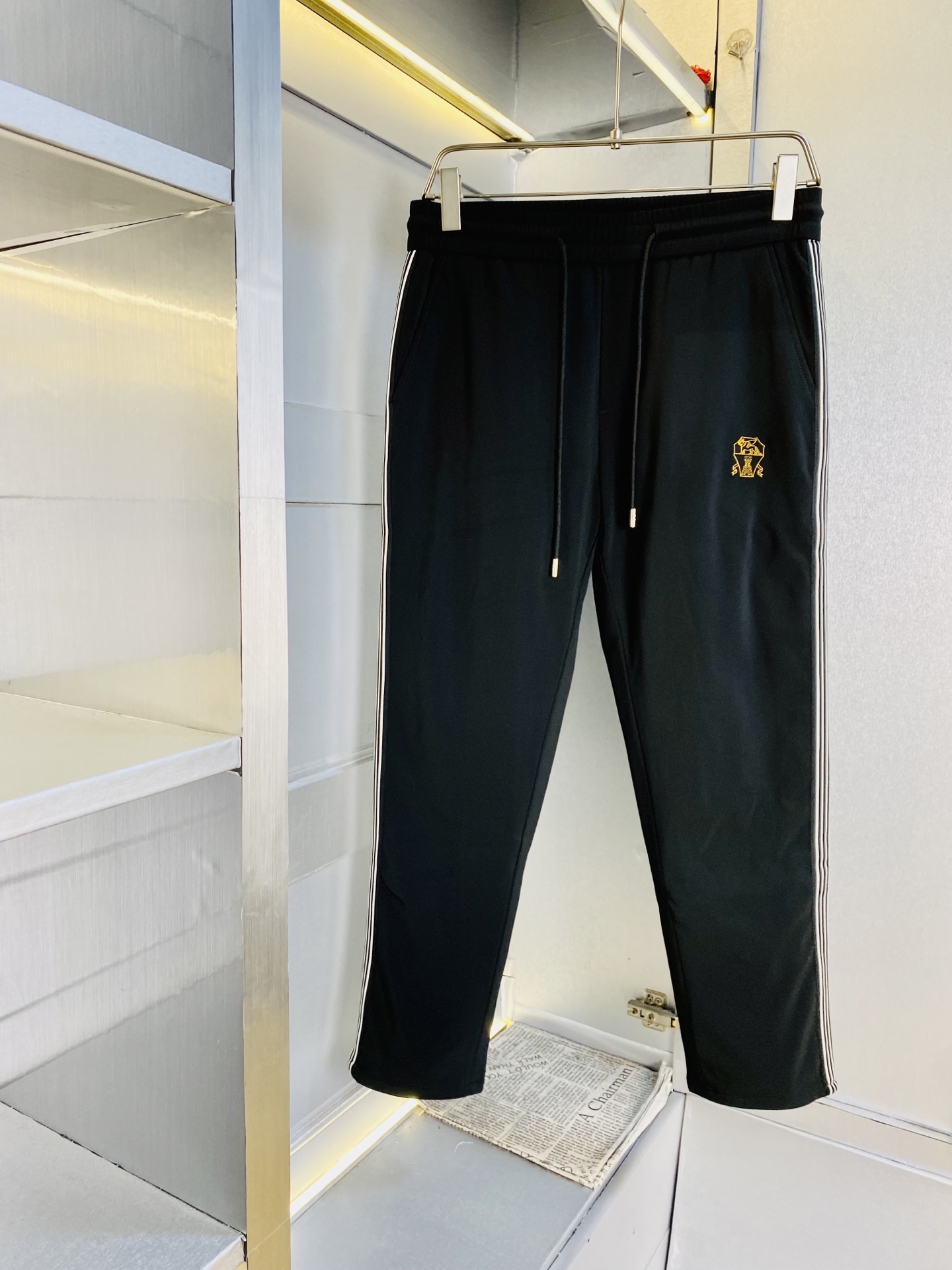 NO:726627,Support replacement after the year!  The original item from the official website can be worn in BC down pants with a down liner inside!  Simple and fashionable winter casual pants, sweat pants, elastic pants, straight pants, long pants, very comfortable to wear, low-key yet luxurious, very classy to wear, and the style and cut of the pants need no introduction. The upper body is exquisite and vivid. Really first-class top quality materials. Really top-grade casual pants and elastic pants, using Turkish cotton to produce the most famous denim fabric. The quality is outstanding, and the pants are very soft after heavy washing!  The straight-leg version is not picky, the upper body is absolutely stylish, the expert design is extremely luxurious. Size: M-4XL,, down jacket,19860909支持年后退换！ 官网原单货 可穿斤BC 羽绒裤内里加羽绒内胆！简约时尚 冬款休闲裤卫裤松紧裤直筒裤长裤身穿着非常舒适 低调不失奢华 穿出去非常有档次,裤型款式和裁剪亦无需多言 上身精致跃然.真正一等一顶级质料 真正殿堂级的休闲裤松紧裤,选用土耳其的棉花 生产出最有名的单宁布 品质卓然,经过重水洗使得裤子很柔软！直脚的版型 不挑人 上身绝对的有型 达人设计 极度奢华.码数:M-4XL,,down jacket,,Men's clothing