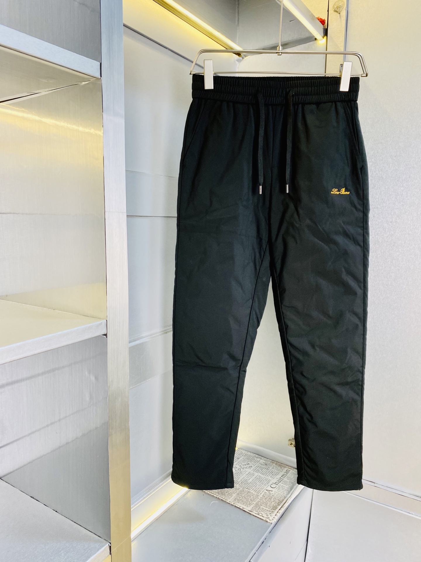 NO:726629,Support replacement after the year!  Original item from the official website. You can wear Jinnuo Youpanya Lp down pants with a down liner inside!  Simple and fashionable winter casual pants, sweat pants, elastic pants, straight pants, long pants, very comfortable to wear, low-key yet luxurious, very classy to wear, and the style and cut of the pants need no introduction. The upper body is exquisite and vivid. Really first-class top quality materials. Really top-grade casual pants and elastic pants, using Turkish cotton to produce the most famous denim fabric. The quality is outstanding, and the pants are very soft after heavy washing!  The straight-leg version is not picky and the upper body is absolutely stylish. The expert design is extremely luxurious. Size: M-4XL, loro piana, down jacket,19860909支持年后退换！ 官网原单货 可穿斤诺悠翩雅Lp 羽绒裤内里加羽绒内胆！简约时尚 冬款休闲裤卫裤松紧裤直筒裤长裤身穿着非常舒适 低调不失奢华 穿出去非常有档次,裤型款式和裁剪亦无需多言 上身精致跃然.真正一等一顶级质料 真正殿堂级的休闲裤松紧裤,选用土耳其的棉花 生产出最有名的单宁布 品质卓然,经过重水洗使得裤子很柔软！直脚的版型 不挑人 上身绝对的有型 达人设计 极度奢华.码数:M-4XL,,loro piana,down jacket,,Men's clothing