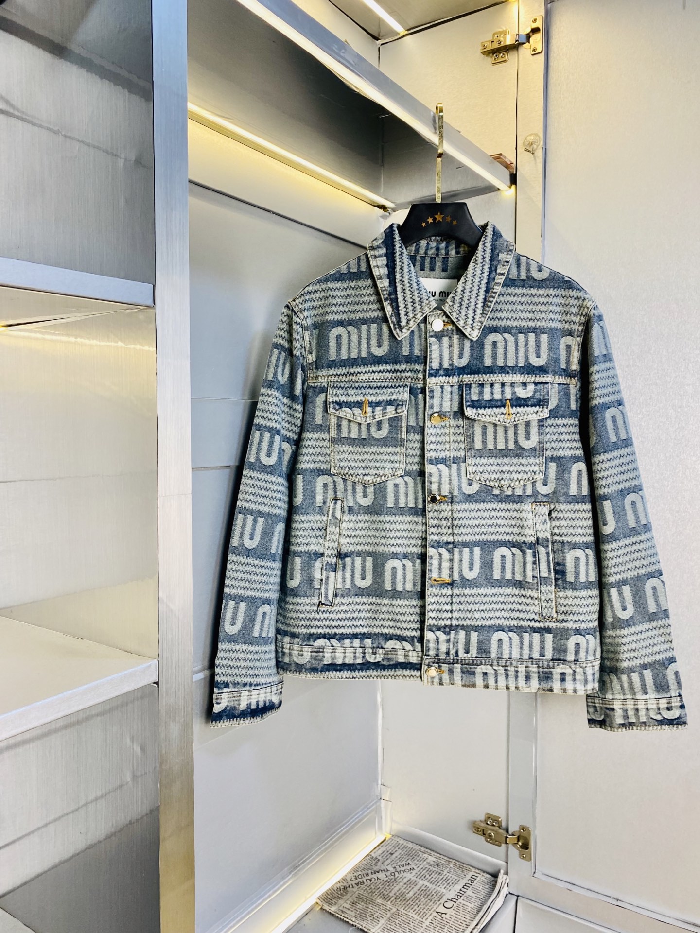 NO:743518,Original item from the official website. Can wear 200 pounds of MiuMiu 2026 spring style!  New denim jacket and windproof jacket. High version and high quality. The original fabric is the same as that of Internet celebrity stars. Open mold to customize hardware accessories. Very comfortable. Super versatile and good-looking jacket. Non-common version in the market. Feel free to compare. Quality is absolutely guaranteed. Colors and pictures. Sizes M-3XL,,miumiu,jackets & coats,jackets & coats,19860909官网原单货 可穿200斤缪缪MiuMiu 2026春款！新款牛仔外套夹克防风衣 高版本高品质 原版面料网红明星同款 开模定制五金辅料 感非常舒服 超级百搭好看的一款外套 非市场普通版本 随意对比 品质绝对保证 颜色图色 尺码M-3XL,,miumiu,jackets & coats,jackets & coats,,Men's clothing