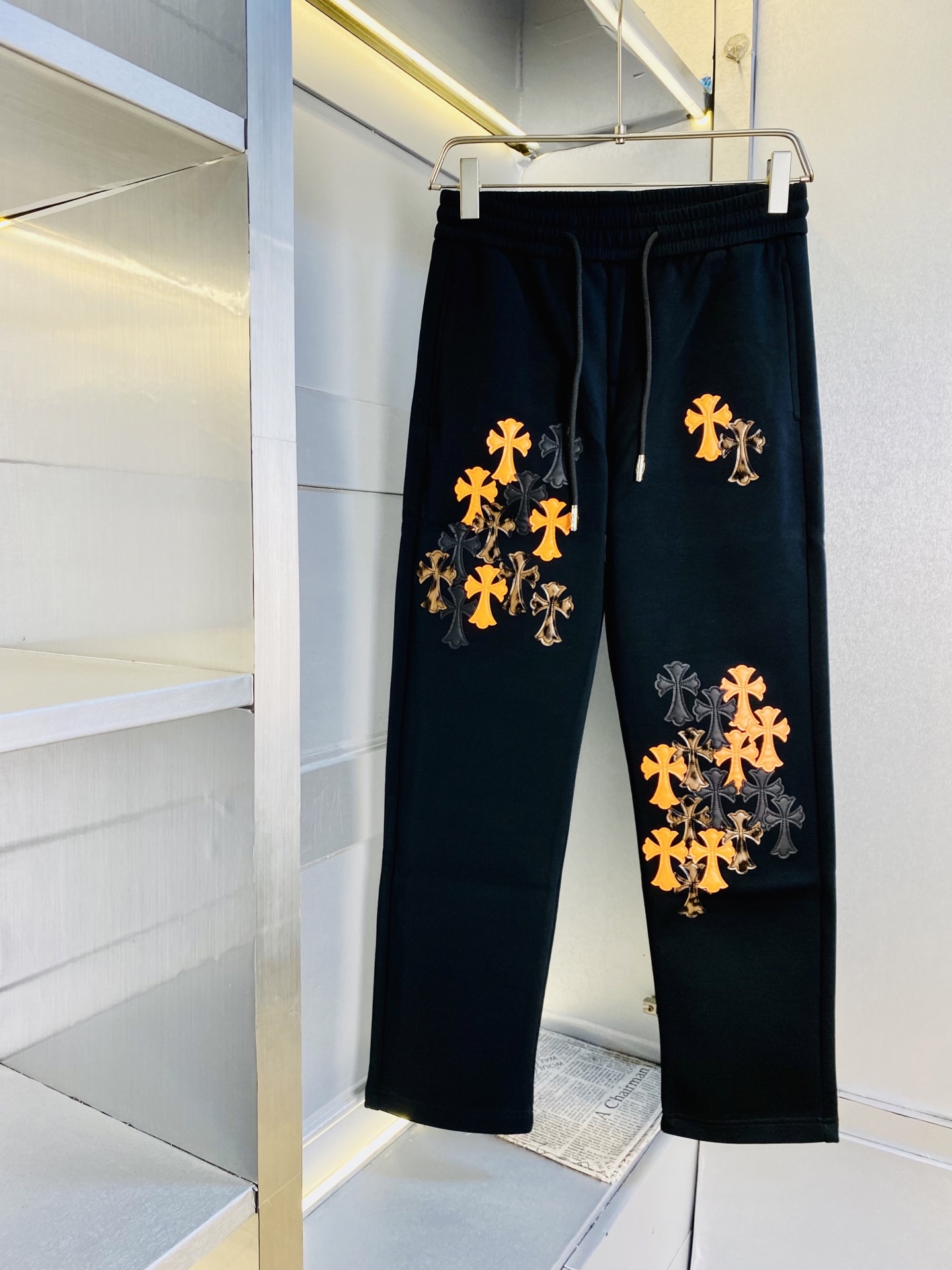 NO:743528,Original item from the official website. Can wear 210 pounds of Chrome Hearts. Simple and fashionable. Thickened casual trousers, sweatpants, elastic pants, straight pants and long trousers for autumn and winter. Very comfortable to wear. Low-key yet luxurious. It is very classy to wear. Needless to say the style and cut of the pants. The upper body is exquisite and vivid. Really first-class and top-quality materials. Really palace-level casual pants and elastic pants, using Turkish cotton to produce the most famous denim fabric.  The quality is outstanding, the pants are very soft after heavy washing!  The straight-leg version is not picky, the upper body is absolutely stylish, the expert design is extremely luxurious. Size: M-3XL,,chrome hearts,chrome hearts,19860909官网原单货 可穿210斤克罗心Chrome Hearts简约时尚 秋冬款加厚款休闲裤卫裤松紧裤直筒裤长裤身穿着非常舒适 低调不失奢华 穿出去非常有档次,裤型款式和裁剪亦无需多言 上身精致跃然.真正一等一顶级质料 真正殿堂级的休闲裤松紧裤,选用土耳其的棉花 生产出最有名的单宁布 品质卓然,经过重水洗使得裤子很柔软！直脚的版型 不挑人 上身绝对的有型 达人设计 极度奢华.码数:M-3XL,,chrome hearts,chrome hearts,,Men's clothing