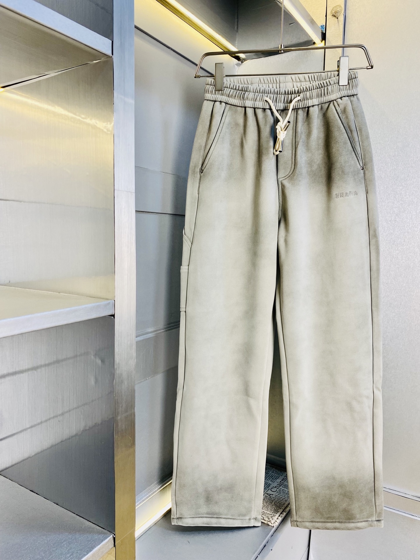 NO:743533,Original item from the official website. Can wear 210 pounds of Prada. Simple and fashionable. Thick casual trousers, sweatpants, elastic trousers, straight-leg trousers for autumn and winter. Very comfortable to wear. Low-key yet luxurious. It is very classy to wear. Needless to say the trousers style and cut. The upper body is exquisite and vivid. Really first-class and top-quality materials. Really palace-level casual trousers and elastic pants, using Turkish cotton to produce the most famous denim fabric.  The quality is outstanding, the pants are very soft after heavy washing!  The straight-leg version is not picky and the upper body is absolutely stylish. The expert design is extremely luxurious. Size: M-3XL,, prada, prada,19860909官网原单货 可穿210斤普拉达Prada 简约时尚 秋冬款加厚款休闲裤卫裤松紧裤直筒裤长裤身穿着非常舒适 低调不失奢华 穿出去非常有档次,裤型款式和裁剪亦无需多言 上身精致跃然.真正一等一顶级质料 真正殿堂级的休闲裤松紧裤,选用土耳其的棉花 生产出最有名的单宁布 品质卓然,经过重水洗使得裤子很柔软！直脚的版型 不挑人 上身绝对的有型 达人设计 极度奢华.码数:M-3XL,,prada,prada,,Men's clothing