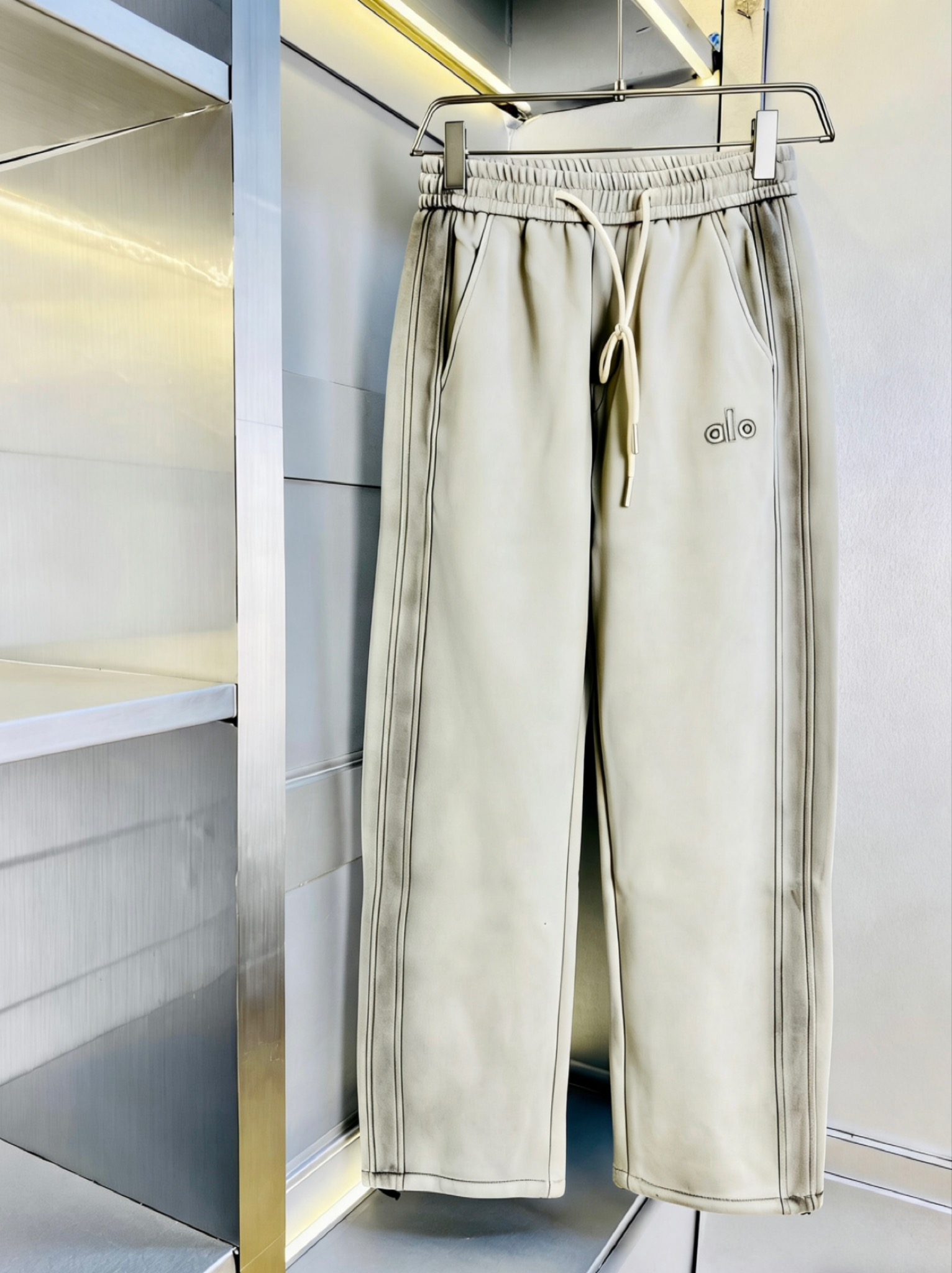 NO:743537,Original item from the official website, can wear 210 pounds of Alo, simple and fashionable, autumn and winter thickened casual pants, sweatpants, elastic pants, straight-leg trousers, very comfortable to wear, low-key yet luxurious, very classy to wear, no need to say much about the trousers style and cut, the upper body is exquisite and vivid. Real first-class top quality materials. Truly top-grade casual pants and elastic pants, using Turkish cotton to produce the most famous denim fabric. The quality is outstanding, and the pants are very soft after heavy washing!  The straight-leg version is not picky, the upper body is absolutely stylish, the expert design is extremely luxurious. Size: M-3XL,,19860909官网原单货 可穿210斤Alo 简约时尚 秋冬款加厚款休闲裤卫裤松紧裤直筒裤长裤身穿着非常舒适 低调不失奢华 穿出去非常有档次,裤型款式和裁剪亦无需多言 上身精致跃然.真正一等一顶级质料 真正殿堂级的休闲裤松紧裤,选用土耳其的棉花 生产出最有名的单宁布 品质卓然,经过重水洗使得裤子很柔软！直脚的版型 不挑人 上身绝对的有型 达人设计 极度奢华.码数:M-3XL,,,Men's clothing