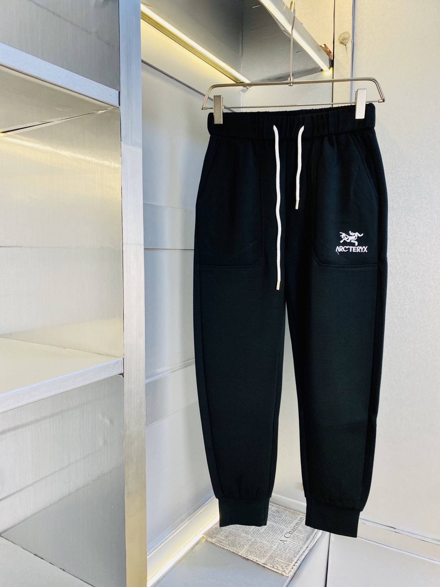 NO:734957,The original item from the official website can wear 210 pounds of Arcteryx. Simple and fashionable casual pants, sweat pants, elastic pants, straight-leg pants, long pants, very comfortable to wear, low-key yet luxurious. It is very classy to wear, and the style and tailoring of the pants need no introduction. The upper body is exquisite and vivid. Really first-class top quality materials. Really top-grade casual pants and elastic pants, using Turkish cotton to produce the most famous denim fabric. The quality is outstanding, and the pants are very soft after heavy washing!  The straight-leg version is not picky and the upper body is absolutely stylish. Expert design is extremely luxurious. Size: M-3XL, arc'teryx,19860909官网原单货 可穿210斤始祖鸟Arcteryx 简约时尚 休闲裤卫裤松紧裤直筒裤长裤身穿着非常舒适 低调不失奢华 穿出去非常有档次,裤型款式和裁剪亦无需多言 上身精致跃然.真正一等一顶级质料 真正殿堂级的休闲裤松紧裤,选用土耳其的棉花 生产出最有名的单宁布 品质卓然,经过重水洗使得裤子很柔软！直脚的版型 不挑人 上身绝对的有型 达人设计 极度奢华.码数:M-3XL,arc'teryx,,Men's clothing