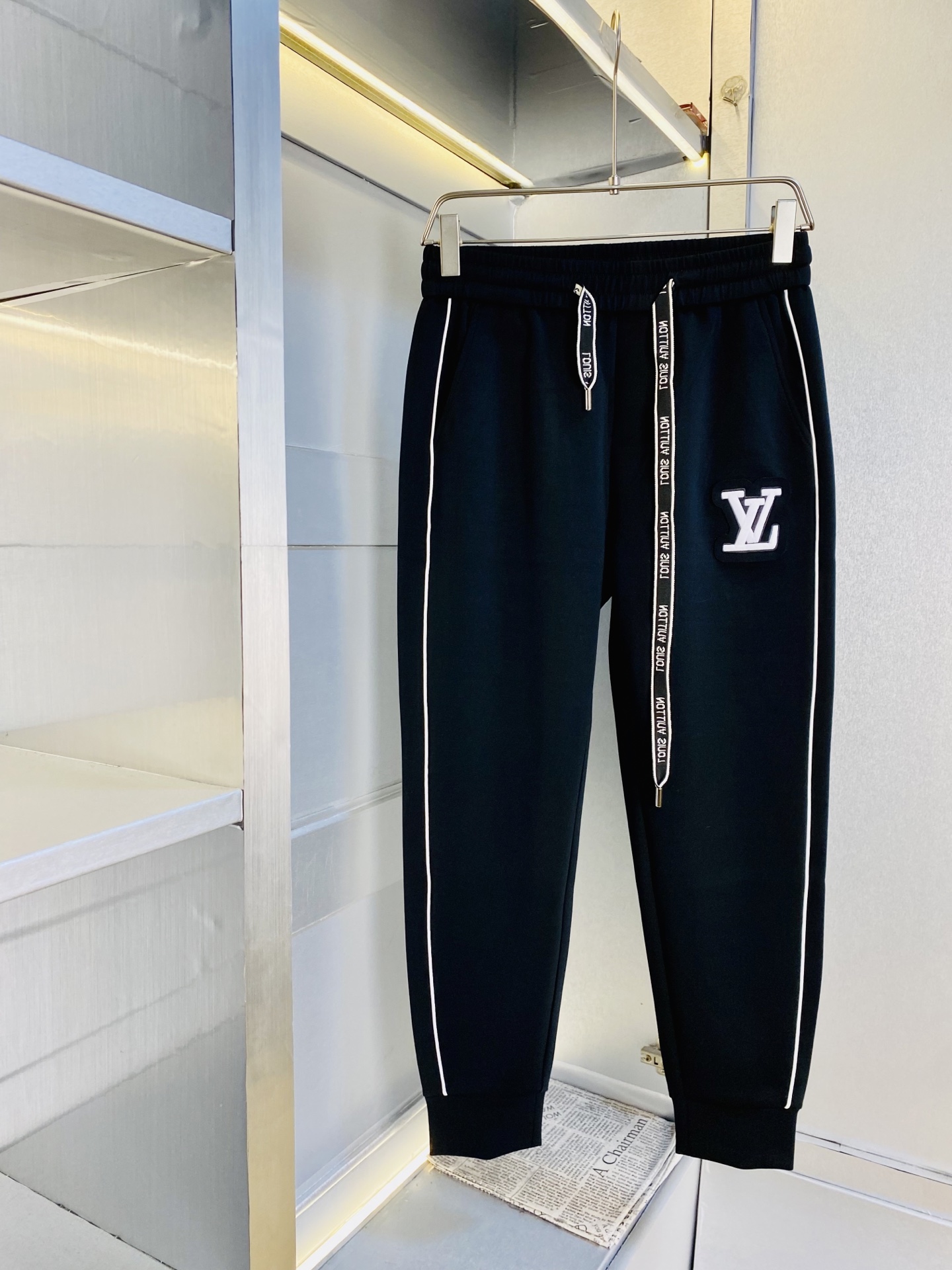 NO:734961,The original item from the official website can wear 210 pounds of Louis Vuitton Lv. It is simple and fashionable. Casual pants, sweat pants, elastic pants, straight-leg pants, long pants, very comfortable to wear, low-key yet luxurious. It is very classy to wear, and the style and tailoring of the pants need no introduction. The upper body is exquisite and vivid. Really first-class top quality materials. Really top-grade casual pants and elastic pants, using Turkish cotton to produce the most famous denim fabric. The quality is outstanding, and the pants are very soft after heavy washing!  The straight-leg version is not picky and the upper body is absolutely stylish. The expert design is extremely luxurious. Size: M-3XL, Louis Vuitton, Louis Vuitton,19860909官网原单货 可穿210斤路易威登Lv 简约时尚 休闲裤卫裤松紧裤直筒裤长裤身穿着非常舒适 低调不失奢华 穿出去非常有档次,裤型款式和裁剪亦无需多言 上身精致跃然.真正一等一顶级质料 真正殿堂级的休闲裤松紧裤,选用土耳其的棉花 生产出最有名的单宁布 品质卓然,经过重水洗使得裤子很柔软！直脚的版型 不挑人 上身绝对的有型 达人设计 极度奢华.码数:M-3XL,,louis vuitton,louis vuitton,,Men's clothing