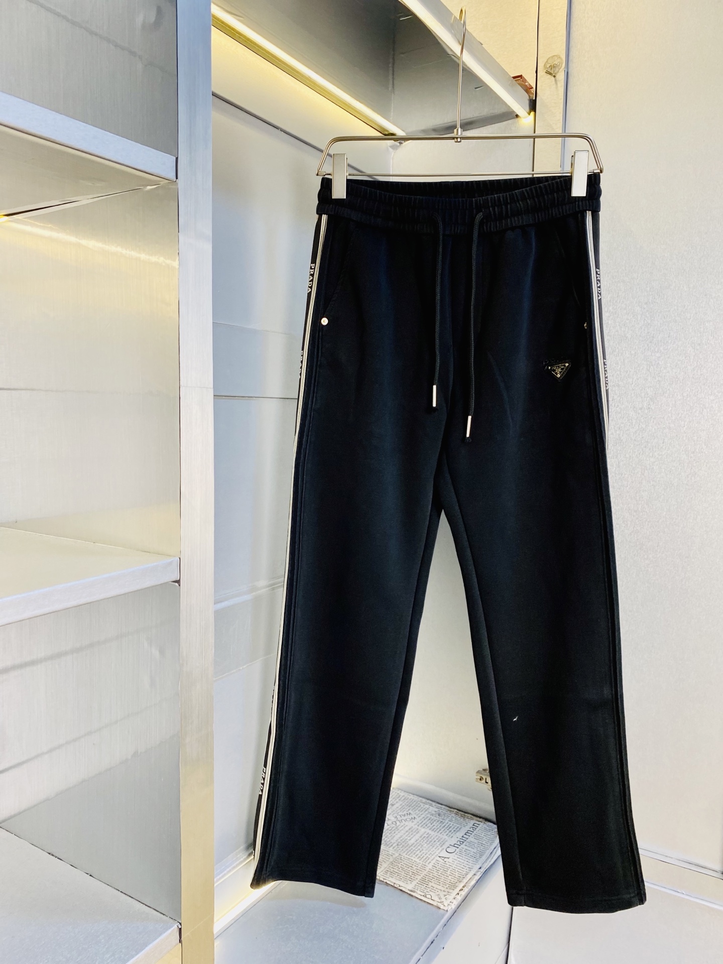 NO:730292,Support replacement after the year!  Original item from the official website. Can wear 210 pounds of Prada. Simple and fashionable. Casual pants, sweatpants, elastic pants, straight-leg pants, long pants, very comfortable to wear, low-key yet luxurious. It is very classy to wear, and the style and cut of the pants need no introduction. The upper body is exquisite and vivid. Really first-class and top-quality materials. Really top-grade casual pants and elastic pants, using Turkish cotton to produce the most famous denim fabric. The quality is outstanding, and the pants are very soft after heavy washing!  The straight-leg version is not picky and the upper body is absolutely stylish. The expert design is extremely luxurious. Size: M-3XL,, prada, prada,19860909支持年后退换！ 官网原单货 可穿210斤普拉达Prada 简约时尚 休闲裤卫裤松紧裤直筒裤长裤身穿着非常舒适 低调不失奢华 穿出去非常有档次,裤型款式和裁剪亦无需多言 上身精致跃然.真正一等一顶级质料 真正殿堂级的休闲裤松紧裤,选用土耳其的棉花 生产出最有名的单宁布 品质卓然,经过重水洗使得裤子很柔软！直脚的版型 不挑人 上身绝对的有型 达人设计 极度奢华.码数:M-3XL,,prada,prada,,Men's clothing