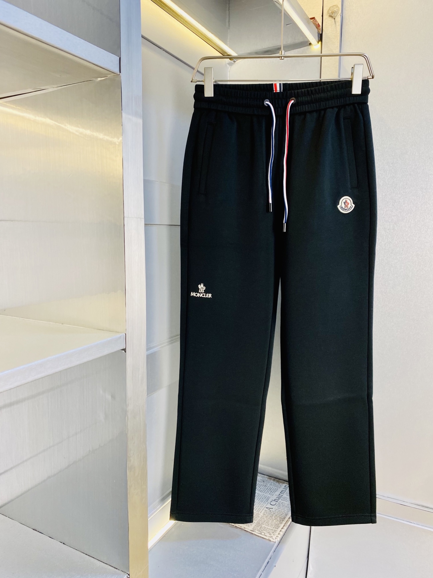 NO:734965,The original item from the official website can be worn with a 210-pound muzzle. Moncler is simple and fashionable. Casual pants, sweatpants, elastic pants, straight-leg pants, long pants are very comfortable to wear, low-key yet luxurious. They are very classy when worn, and the style and cut of the pants need no introduction. The upper body is exquisite and vivid. Really first-class and top-quality materials. Really top-grade casual pants and elastic pants, using Turkish cotton to produce the most famous denim fabric. The quality is outstanding, and the pants are very soft after heavy washing!  The straight-leg version is not picky and the upper body is absolutely stylish. The expert design is extremely luxurious. Size: M-3XL, Moncler,19860909官网原单货 可穿210斤蒙口Moncler 简约时尚 休闲裤卫裤松紧裤直筒裤长裤身穿着非常舒适 低调不失奢华 穿出去非常有档次,裤型款式和裁剪亦无需多言 上身精致跃然.真正一等一顶级质料 真正殿堂级的休闲裤松紧裤,选用土耳其的棉花 生产出最有名的单宁布 品质卓然,经过重水洗使得裤子很柔软！直脚的版型 不挑人 上身绝对的有型 达人设计 极度奢华.码数:M-3XL,,Moncler,,Men's clothing