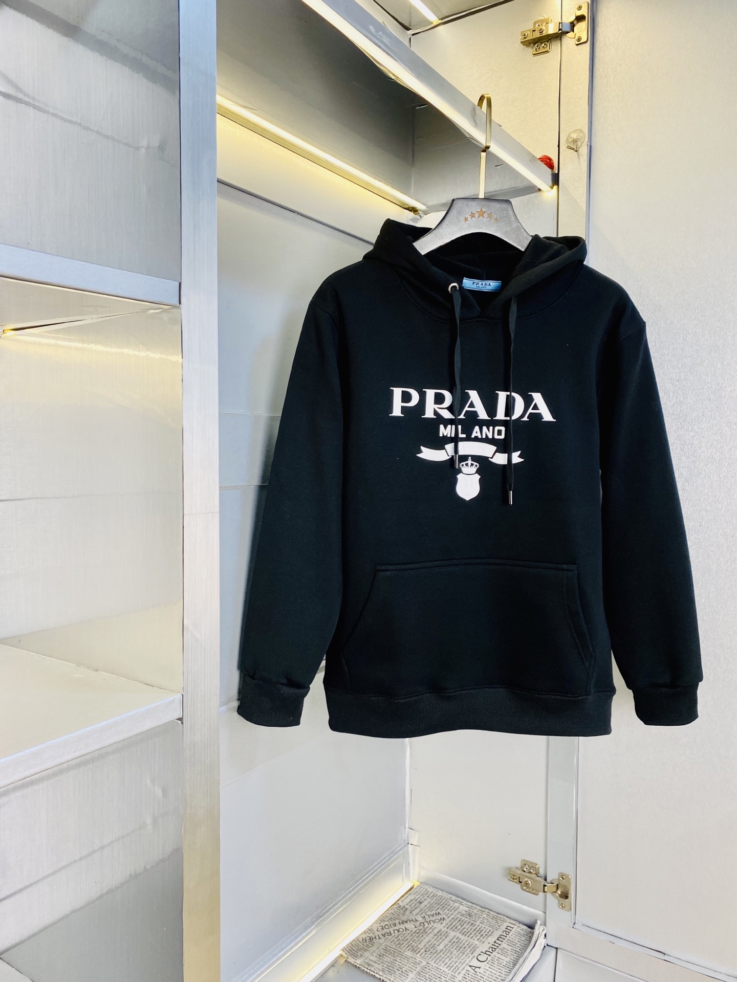 NO:703291,Plus velvet style, can be worn in pounds, Prada is good news for fat people, with lamb velvet on the lining, original quality, the latest velvet sweatshirt and hooded sweatshirt, selected counter custom-made top imported fabrics, all details are perfectly made and reproduced 1:1, 100% authentic, original hardware, high-end customized accessories, original factory label, and the upper body effect is amazing!  Size M-4XL,,prada,prada,hoodie,sweatshirts,hats,19860909加绒款 可穿斤 胖子福音普拉达Prada 内里加羊羔绒 原单品质 最新款加绒卫衣连帽卫衣 精选专柜订制顶级进口面料 所有细节做工完美1比1复刻 还原正品百分百 原版五金 高端订制辅料 原厂原标 上身效果超赞！码数M-4XL,,prada,prada,hoodie,sweatshirts,hats,,Men's clothing