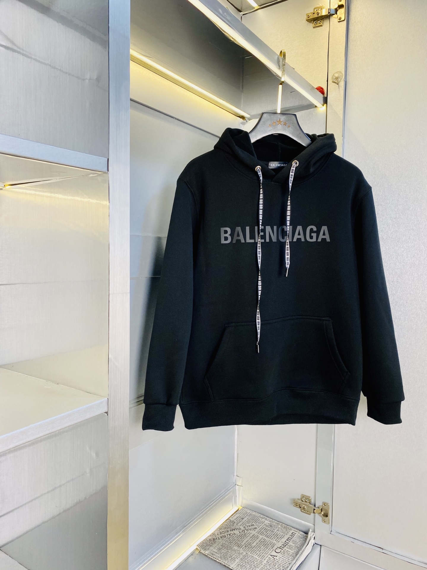 NO:703836,Plus velvet style, you can wear it. Balenciaga, the gospel of fat people, has lamb velvet on the lining. Original quality. 2025 latest velvet sweatshirt and hooded sweatshirt. Selected counters to customize top-grade imported fabrics. All details are perfectly made and reproduced 1:1. 100% authentic. Original hardware. High-end customized accessories. Original factory original label. The upper body effect is great!  Size M-4XL,,balenciaga,balenciaga,hoodie,sweatshirts,hats,19860909加绒款 可穿斤 胖子福音巴黎世家Balenciaga 内里加羊羔绒 原单品质 2025最新款加绒卫衣连帽卫衣 精选专柜订制顶级进口面料 所有细节做工完美1比1复刻 还原正品百分百 原版五金 高端订制辅料 原厂原标 上身效果超赞！码数M-4XL,,balenciaga,balenciaga,hoodie,sweatshirts,hats,,Men's clothing