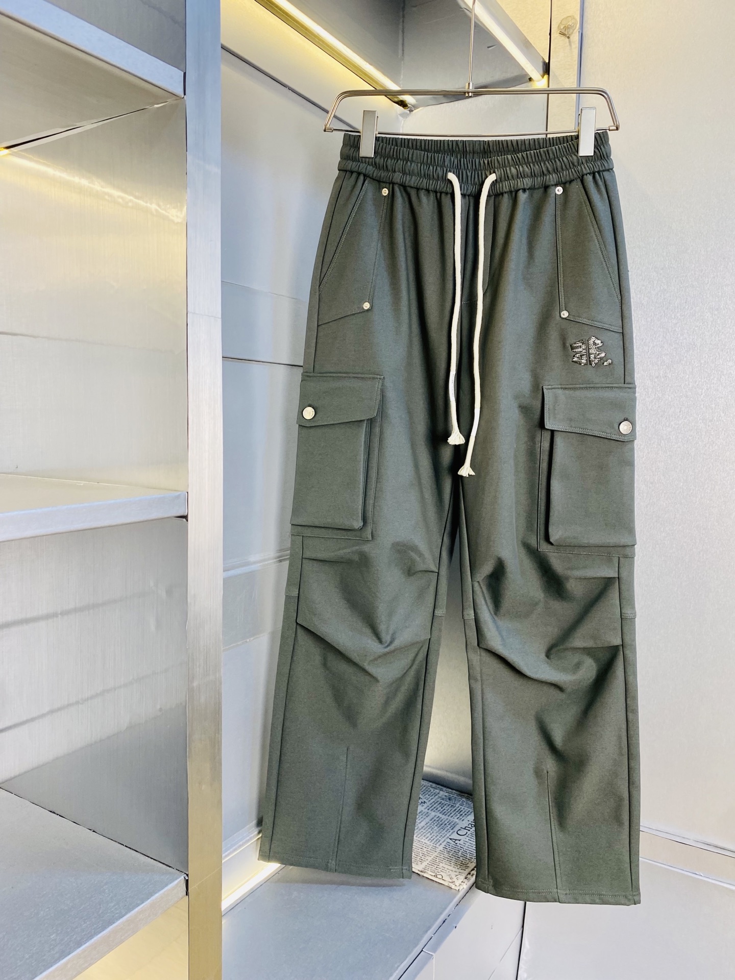 NO:730273,Support replacement after the year!  Original item from the official website, can wear 220 pounds Balenciaga, simple and fashionable, autumn and winter casual pants, sweatpants, elastic pants, trousers, straight pants, very comfortable to wear, low-key yet luxurious, very classy to wear, no need to say much about the trousers style and cut, the upper body is exquisite and vivid. Really first-class and top-quality materials, truly palace-level casual pants and elastic pants, using Turkish cotton to produce the most famous denim fabric  The quality is outstanding, the pants are very soft after heavy washing!  The straight-leg version is not picky and the upper body is absolutely stylish. The expert design is extremely luxurious. Size: M-4XL,,balenciaga,balenciaga,19860909支持年后退换！ 官网原单货 可穿220斤巴黎世家Balenciaga 简约时尚 秋冬款休闲裤卫裤松紧裤长裤直筒裤身穿着非常舒适 低调不失奢华 穿出去非常有档次,裤型款式和裁剪亦无需多言 上身精致跃然.真正一等一顶级质料 真正殿堂级的休闲裤松紧裤,选用土耳其的棉花 生产出最有名的单宁布 品质卓然,经过重水洗使得裤子很柔软！直脚的版型 不挑人 上身绝对的有型 达人设计 极度奢华.码数:M-4XL,,balenciaga,balenciaga,,Men's clothing