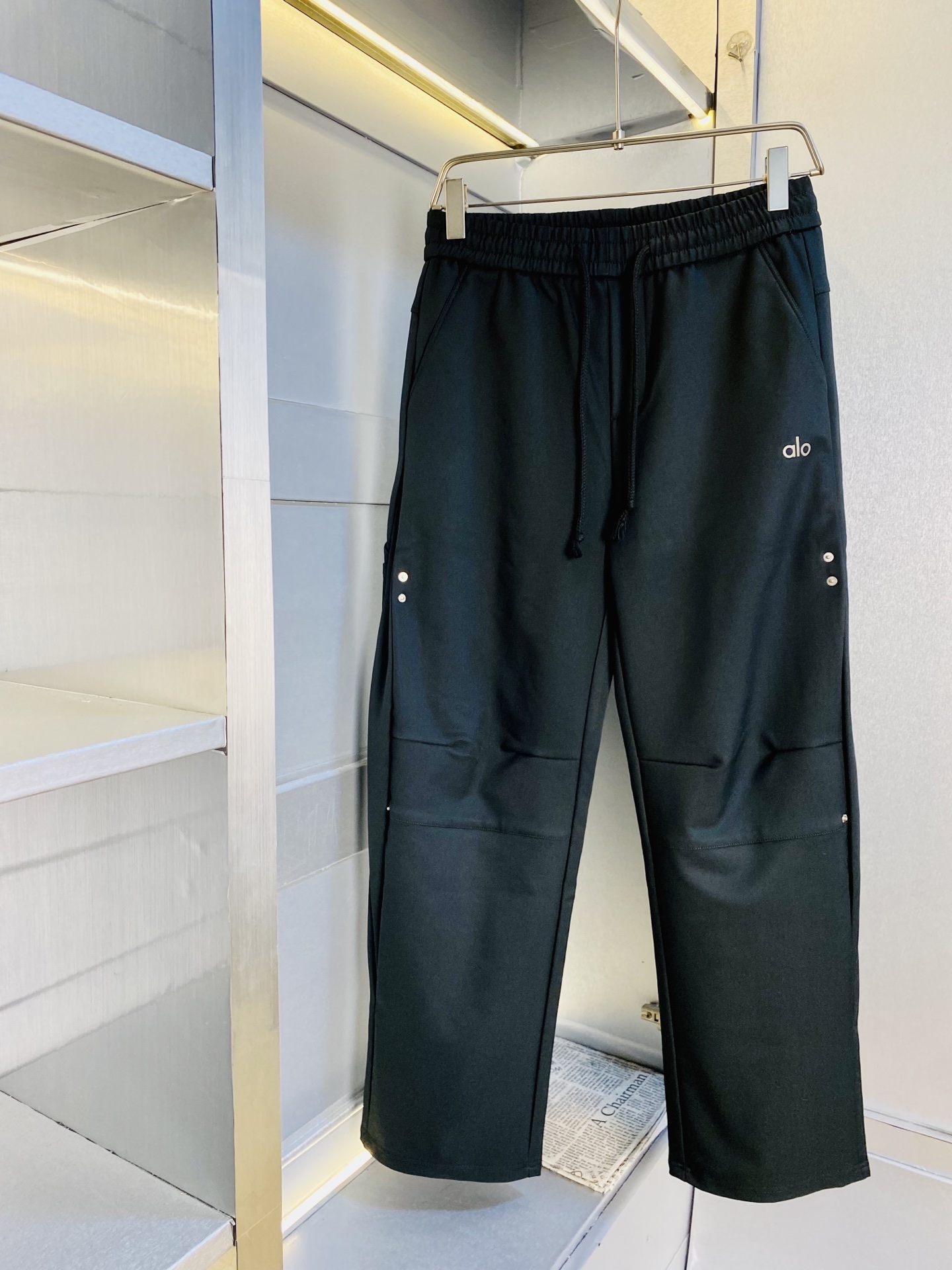 NO:730278,Support replacement after the year!  The original item from the official website can wear 220 pounds of Alo, simple and fashionable, autumn and winter casual pants, sweatpants, elastic pants, trousers, straight pants, very comfortable to wear, low-key yet luxurious, very classy to wear, and the style and tailoring of the pants need no introduction. The upper body is exquisite and vivid. Really first-class and top-quality materials. Really top-grade casual pants and elastic pants, using Turkish cotton to produce the most famous denim fabric. The quality is outstanding, and the pants are very soft after heavy washing!  The straight-leg version is not picky, the upper body is absolutely stylish, the expert design is extremely luxurious. Size: M-4XL,,19860909支持年后退换！ 官网原单货 可穿220斤Alo 简约时尚 秋冬款休闲裤卫裤松紧裤长裤直筒裤身穿着非常舒适 低调不失奢华 穿出去非常有档次,裤型款式和裁剪亦无需多言 上身精致跃然.真正一等一顶级质料 真正殿堂级的休闲裤松紧裤,选用土耳其的棉花 生产出最有名的单宁布 品质卓然,经过重水洗使得裤子很柔软！直脚的版型 不挑人 上身绝对的有型 达人设计 极度奢华.码数:M-4XL,,,Men's clothing