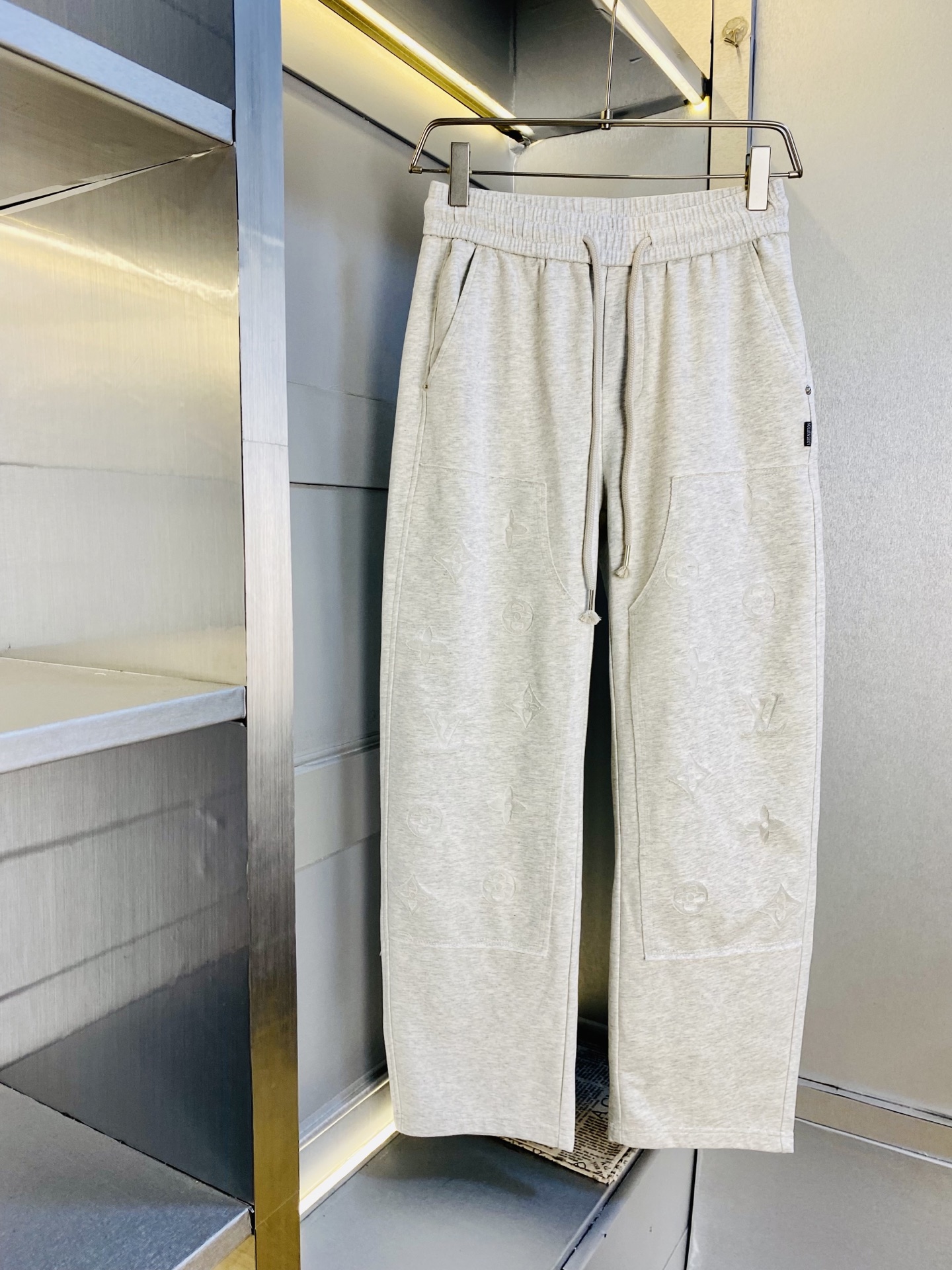 NO:730287,Support replacement after the year!  The original item from the official website can wear 220 pounds of Louis Vuitton Lv. Simple and fashionable. Casual pants, sweatpants, elastic pants, trousers, straight pants, very comfortable to wear, low-key yet luxurious. It is very classy to wear, and the style and tailoring of the pants need no introduction. The upper body is exquisite and vivid. Really first-class and top-quality materials. Really top-grade casual pants and elastic pants, using Turkish cotton to produce the most famous denim fabric. The quality is outstanding, and the pants are very soft after heavy washing!  The straight-leg version is not picky and the upper body is absolutely stylish. The expert design is extremely luxurious. Size: M-4XL, Louis Vuitton, Louis Vuitton,19860909支持年后退换！ 官网原单货 可穿220斤路易威登Lv 简约时尚 休闲裤卫裤松紧裤长裤直筒裤身穿着非常舒适 低调不失奢华 穿出去非常有档次,裤型款式和裁剪亦无需多言 上身精致跃然.真正一等一顶级质料 真正殿堂级的休闲裤松紧裤,选用土耳其的棉花 生产出最有名的单宁布 品质卓然,经过重水洗使得裤子很柔软！直脚的版型 不挑人 上身绝对的有型 达人设计 极度奢华.码数:M-4XL,,louis vuitton,louis vuitton,,Men's clothing