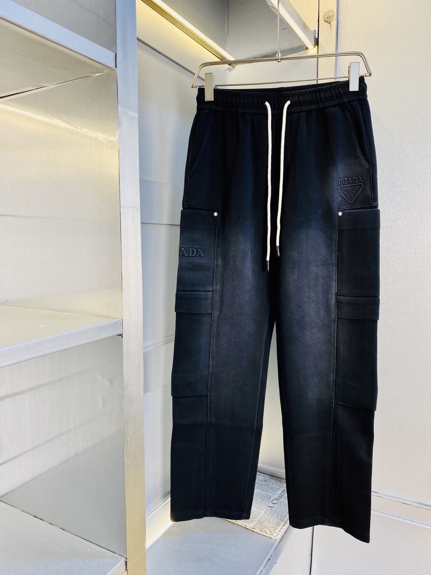 NO:756516,Original item from the official website, can wear 210 pounds Prada, simple and fashionable, spring casual pants, sweatpants, elastic pants, straight-leg pants, long pants, very comfortable to wear, low-key yet luxurious, very classy to wear, no need to say much about the pants style and cut, the upper body is exquisite and vivid. Real first-class top quality materials. Truly top-grade casual pants and elastic pants, using Turkish cotton to produce the most famous denim fabric. The quality is outstanding, and the pants are very soft after heavy washing!  The straight-leg version is not picky and the upper body is absolutely stylish. The expert design is extremely luxurious. Size: M-3XL,, prada, prada,19860909官网原单货 可穿210斤普拉达Prada 简约时尚 春款休闲裤卫裤松紧裤直筒裤长裤身穿着非常舒适 低调不失奢华 穿出去非常有档次,裤型款式和裁剪亦无需多言 上身精致跃然.真正一等一顶级质料 真正殿堂级的休闲裤松紧裤,选用土耳其的棉花 生产出最有名的单宁布 品质卓然,经过重水洗使得裤子很柔软！直脚的版型 不挑人 上身绝对的有型 达人设计 极度奢华.码数:M-3XL,,prada,prada,,Men's clothing