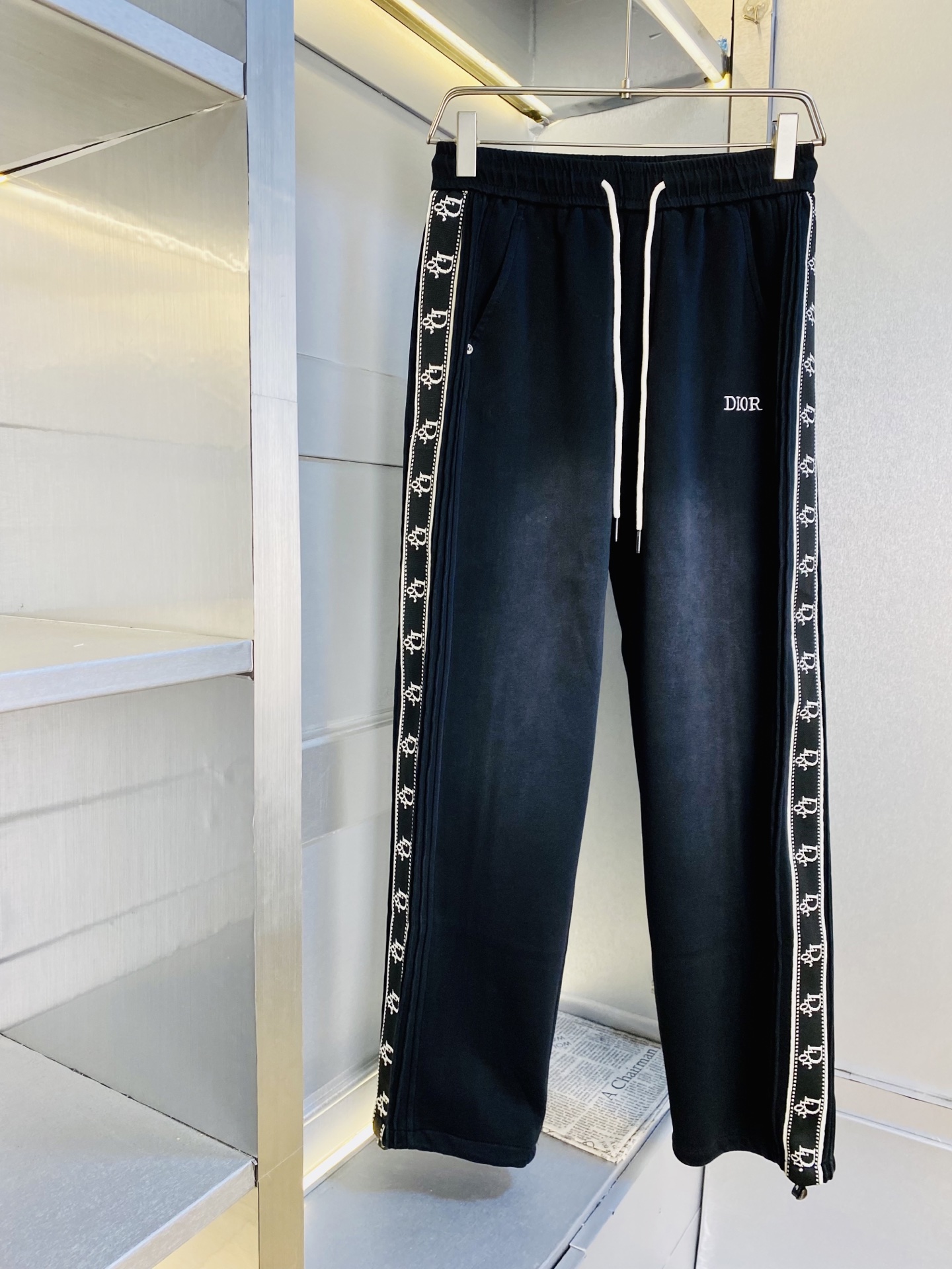 NO:756519,The original item from the official website can wear 210 pounds of Dior. Simple and fashionable, spring casual pants, sweatpants, elastic pants, straight-leg pants, long pants, very comfortable to wear, low-key yet luxurious, very classy to wear, and the style and cut of the pants need no introduction. The upper body is exquisite and vivid. Really first-class and top-quality materials. Really top-grade casual pants and elastic pants, using Turkish cotton to produce the most famous denim fabric. The quality is outstanding, and the pants are very soft after heavy washing!  The straight-leg version is not picky, the upper body is absolutely stylish, the expert design is extremely luxurious. Size: M-3XL,, dior, dior,19860909官网原单货 可穿210斤迪奥Dior 简约时尚 春款休闲裤卫裤松紧裤直筒裤长裤身穿着非常舒适 低调不失奢华 穿出去非常有档次,裤型款式和裁剪亦无需多言 上身精致跃然.真正一等一顶级质料 真正殿堂级的休闲裤松紧裤,选用土耳其的棉花 生产出最有名的单宁布 品质卓然,经过重水洗使得裤子很柔软！直脚的版型 不挑人 上身绝对的有型 达人设计 极度奢华.码数:M-3XL,,dior,dior,,Men's clothing