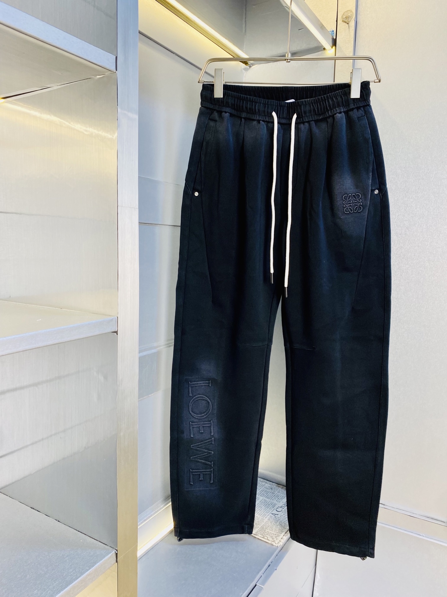 NO:756522,The original item from the official website can be worn up to 210 pounds. Loewe's simple and fashionable spring casual pants, sweatpants, elastic pants, straight-leg trousers, very comfortable to wear, low-key yet luxurious. It is very classy to wear, and the style and cut of the pants need no introduction. The upper body is exquisite and vivid. Really first-class top quality materials. Really top-level casual pants and elastic pants, using Turkish cotton to produce the most famous denim fabric. The quality is outstanding, and the pants are very soft after heavy washing!  The straight-leg version is not picky, the upper body is absolutely stylish, the expert design is extremely luxurious. Size: M-3XL,,loewe,loewe,19860909官网原单货 可穿210斤罗意威Loewe 简约时尚 春款休闲裤卫裤松紧裤直筒裤长裤身穿着非常舒适 低调不失奢华 穿出去非常有档次,裤型款式和裁剪亦无需多言 上身精致跃然.真正一等一顶级质料 真正殿堂级的休闲裤松紧裤,选用土耳其的棉花 生产出最有名的单宁布 品质卓然,经过重水洗使得裤子很柔软！直脚的版型 不挑人 上身绝对的有型 达人设计 极度奢华.码数:M-3XL,,loewe,loewe,,Men's clothing