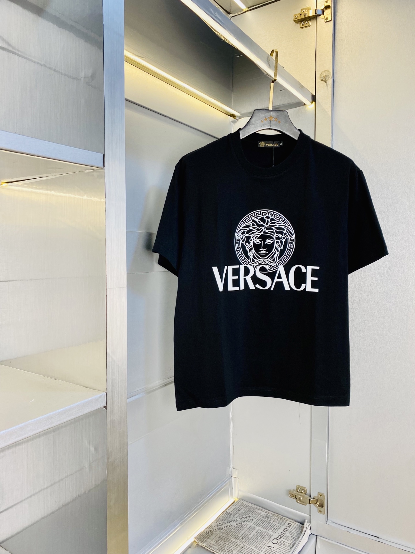 NO:756512,Wearing 220 pounds, Good news for fat people, couple wear Versace, original order quality, 2026 latest round neck short-sleeved T-shirt, selected counter custom-made top-grade mercerized cotton imported fabrics, all details are perfectly made, 1:1 replica, 100% authentic, original hardware, high-end customized accessories, original factory original label, the upper body effect is amazing!  The size is too large S-3XL (175/150 pounds wear L),,versace,versace,T-shirt,tees,t-shirt,19860909穿220斤 胖子福音 情侣装范思哲Versace 原单品质 2026最新款圆领短袖T恤 精选专柜订制顶级丝光棉进口面料 所有细节做工完美1比1复刻 还原正品百分百 原版五金 高端订制辅料 原厂原标 上身效果超赞！码数偏大S-3XL（175/150斤穿L）,,versace,versace,T-shirt,tees，t-shirt,,Men's clothing