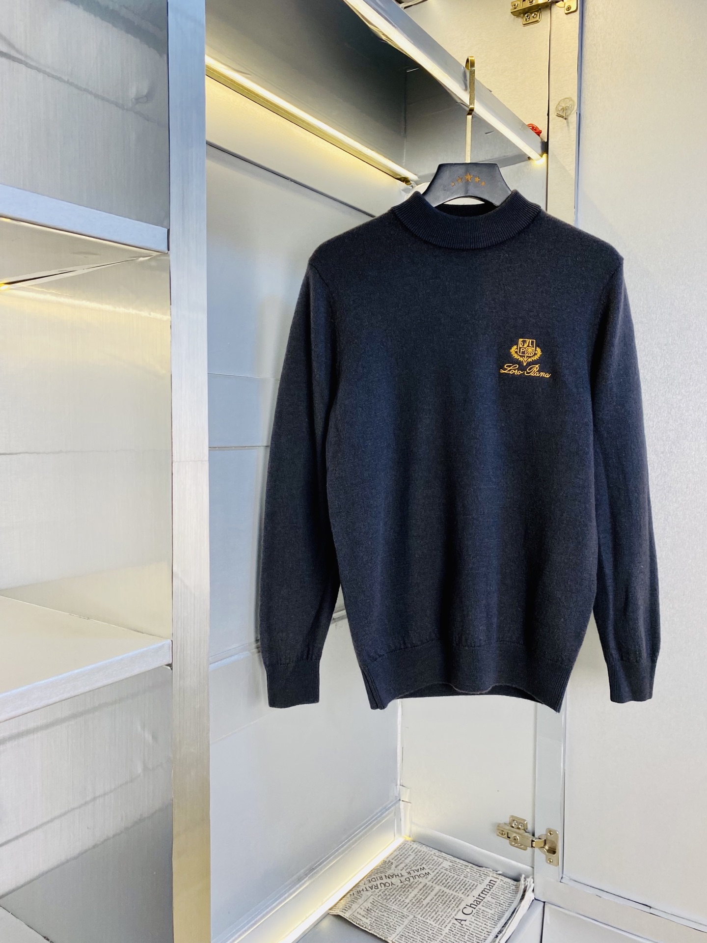 NO:733002,Good news for fat people weighing 220 pounds. Nuoyoupanya Lp. 100% cashmere original quality. Complete with three labels. 2026 latest model sweater and woolen sweater. Selected counters to customize top-grade imported fabrics. All details are perfectly made and reproduced 1:1. 100% authentic. Original hardware. High-end customized accessories. Original factory label. The upper body effect is great!  Size: M-4XL,, loro piana, sweaters,19860909可穿220斤胖子福音 诺悠翩雅Lp 百分百羊绒原单品质 三标齐全 2026最新款 针织衫羊毛衫毛衣 精选专柜订制顶级进口面料 所有细节做工完美1比1复刻 还原正品百分百 原版五金 高端订制辅料 原厂原标 上身效果超赞！码数:M-4XL,,loro piana,sweaters,,Men's clothing