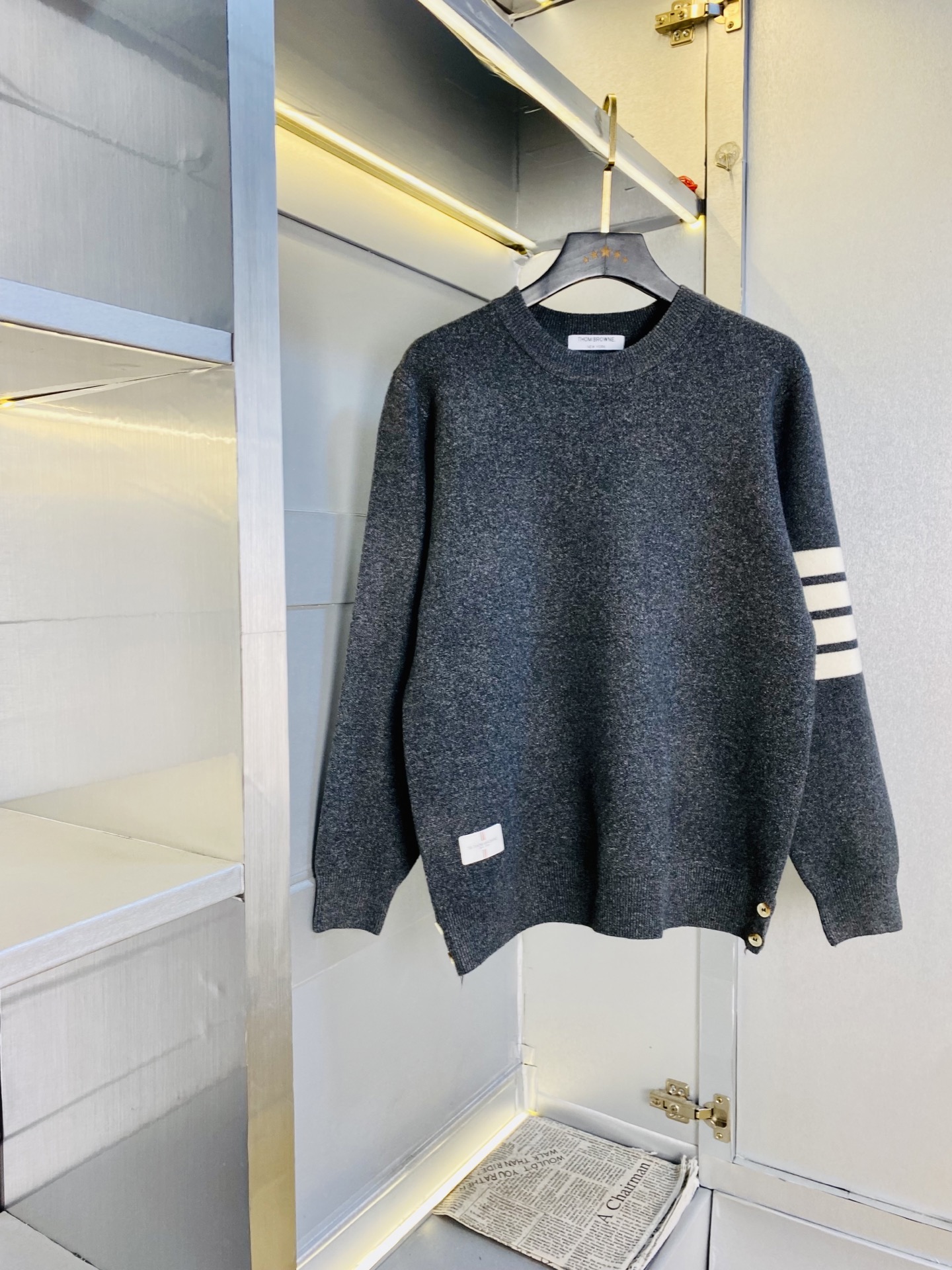 NO:733022,Can be worn by a fat man weighing 220 pounds, Tom Brown Tb, original quality, complete with three labels, 2026 latest style sweater, woolen sweater, selected counter custom-made top imported fabrics, all details are perfectly made, 1:1 replica, 100% authentic, original hardware, high-end customized accessories, original factory original label, the upper body effect is great!  Size: M-4XL,,thom browne,sweaters,19860909可穿220斤胖子福音 汤姆布朗Tb 原单品质 三标齐全 2026最新款 针织衫羊毛衫毛衣 精选专柜订制顶级进口面料 所有细节做工完美1比1复刻 还原正品百分百 原版五金 高端订制辅料 原厂原标 上身效果超赞！码数:M-4XL,,thom browne,sweaters,,Men's clothing