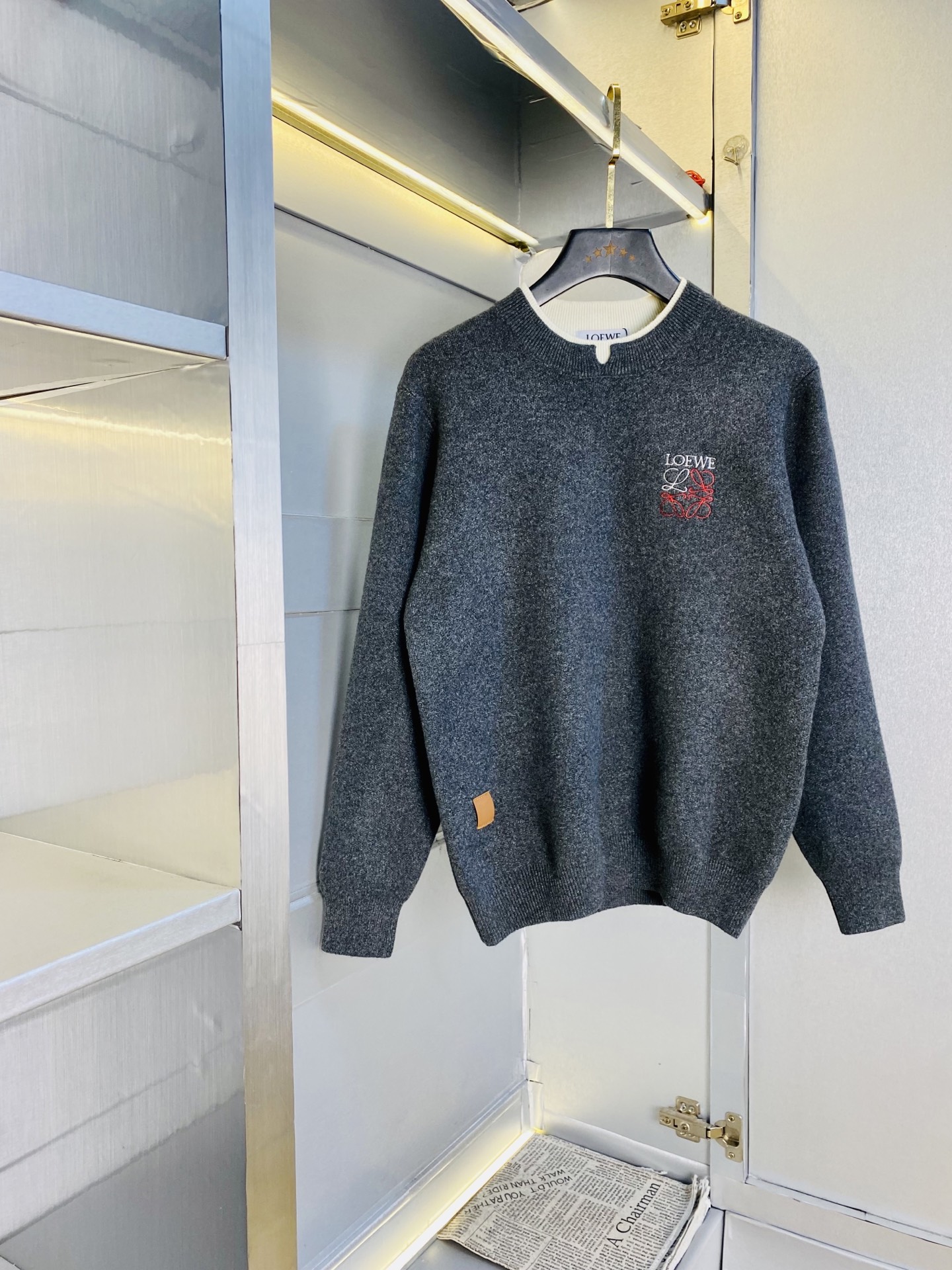 NO:733027,Good news for fat people weighing 220 pounds Loewe Original quality, complete with three labels, 2026 latest style sweaters, woolen sweaters, selected counter-customized top imported fabrics, all details perfectly made, 1:1 replica, 100% authentic, original hardware, high-end customized accessories, original factory labels, the upper body effect is great!  Size: M-4XL,,loewe,loewe,sweaters,19860909可穿220斤胖子福音 罗意威Loewe 原单品质 三标齐全 2026最新款 针织衫羊毛衫毛衣 精选专柜订制顶级进口面料 所有细节做工完美1比1复刻 还原正品百分百 原版五金 高端订制辅料 原厂原标 上身效果超赞！码数:M-4XL,,loewe,loewe,sweaters,,Men's clothing