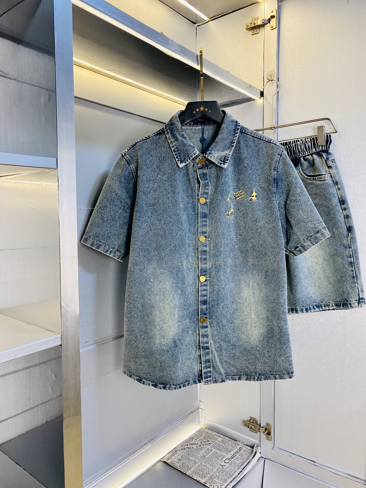 NO:773497,Original item from the official website, can wear 200 pounds, Louis Vuitton Lv, simple and fashionable, early spring new denim suit, short-sleeved suit, shorts suit, very comfortable to wear, low-key yet luxurious, very classy to wear, and the trousers style and tailoring need no introduction. The upper body is exquisite and vivid. Real first-class and top-quality materials. Really top-grade casual pants and elastic pants, using Turkish cotton to produce the most famous denim fabric. The quality is outstanding, and the trousers are very soft after heavy washing!  The straight-leg version is not picky and the upper body is absolutely stylish and extremely luxurious. Size: M-3XL (175/130 pounds wear M), louis vuitton, louis vuitton, shorts, T-shirt,19860909官网原单货 可穿200斤 路易威登Lv 简约时尚 早春新款牛仔套装短袖套装短裤套装 身穿着非常舒适 低调不失奢华 穿出去非常有档次,裤型款式和裁剪亦无需多言 上身精致跃然.真正一等一顶级质料 真正殿堂级的休闲裤松紧裤,选用土耳其的棉花 生产出最有名的单宁布 品质卓然,经过重水洗使得裤子很柔软！直脚的版型 不挑人 上身绝对的有型 极度奢华.码数:M-3XL（175/130斤穿M）,,louis vuitton,louis vuitton,shorts,T-shirt,,Men's clothing