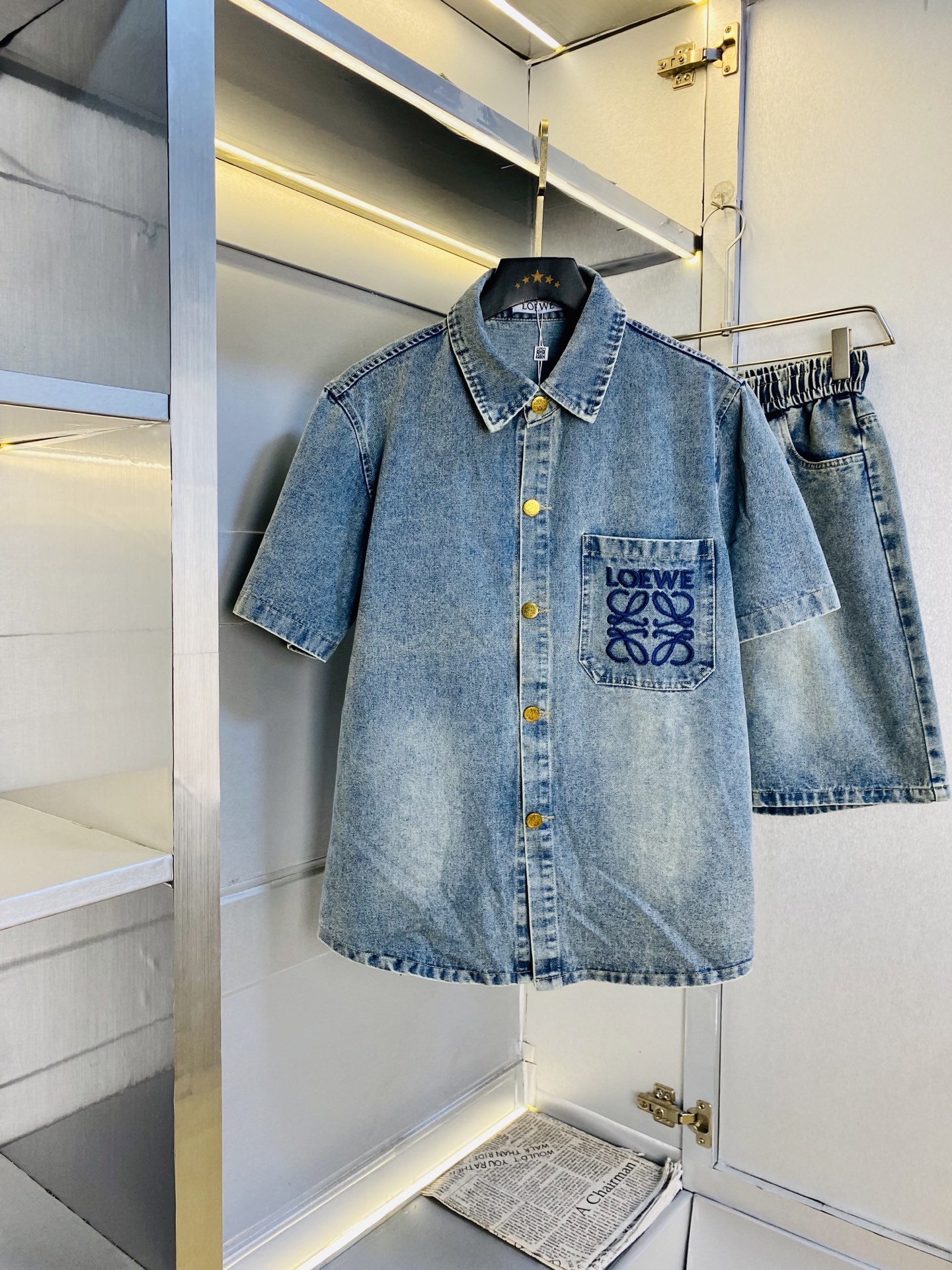 NO:773499,The original item from the official website can wear 200 pounds. Loewe's simple and fashionable early spring new denim suit, short-sleeved suit and shorts suit. It is very comfortable to wear. It is low-key yet luxurious. It is very classy to wear, and the style and tailoring of the pants need no introduction. The upper body is exquisite and vivid. Really first-class and top-quality materials. Really top-grade casual pants and elastic pants, using Turkish cotton to produce the most famous denim fabric. The quality is outstanding, and the pants are very soft after heavy washing!  The straight-leg version is not picky and the upper body is absolutely stylish and extremely luxurious. Size: M-3XL (175/130 pounds wear M),,loewe,loewe,shorts,T-shirt,19860909官网原单货 可穿200斤 罗意威Loewe 简约时尚 早春新款牛仔套装短袖套装短裤套装 身穿着非常舒适 低调不失奢华 穿出去非常有档次,裤型款式和裁剪亦无需多言 上身精致跃然.真正一等一顶级质料 真正殿堂级的休闲裤松紧裤,选用土耳其的棉花 生产出最有名的单宁布 品质卓然,经过重水洗使得裤子很柔软！直脚的版型 不挑人 上身绝对的有型 极度奢华.码数:M-3XL（175/130斤穿M）,,loewe,loewe,shorts,T-shirt,,Men's clothing