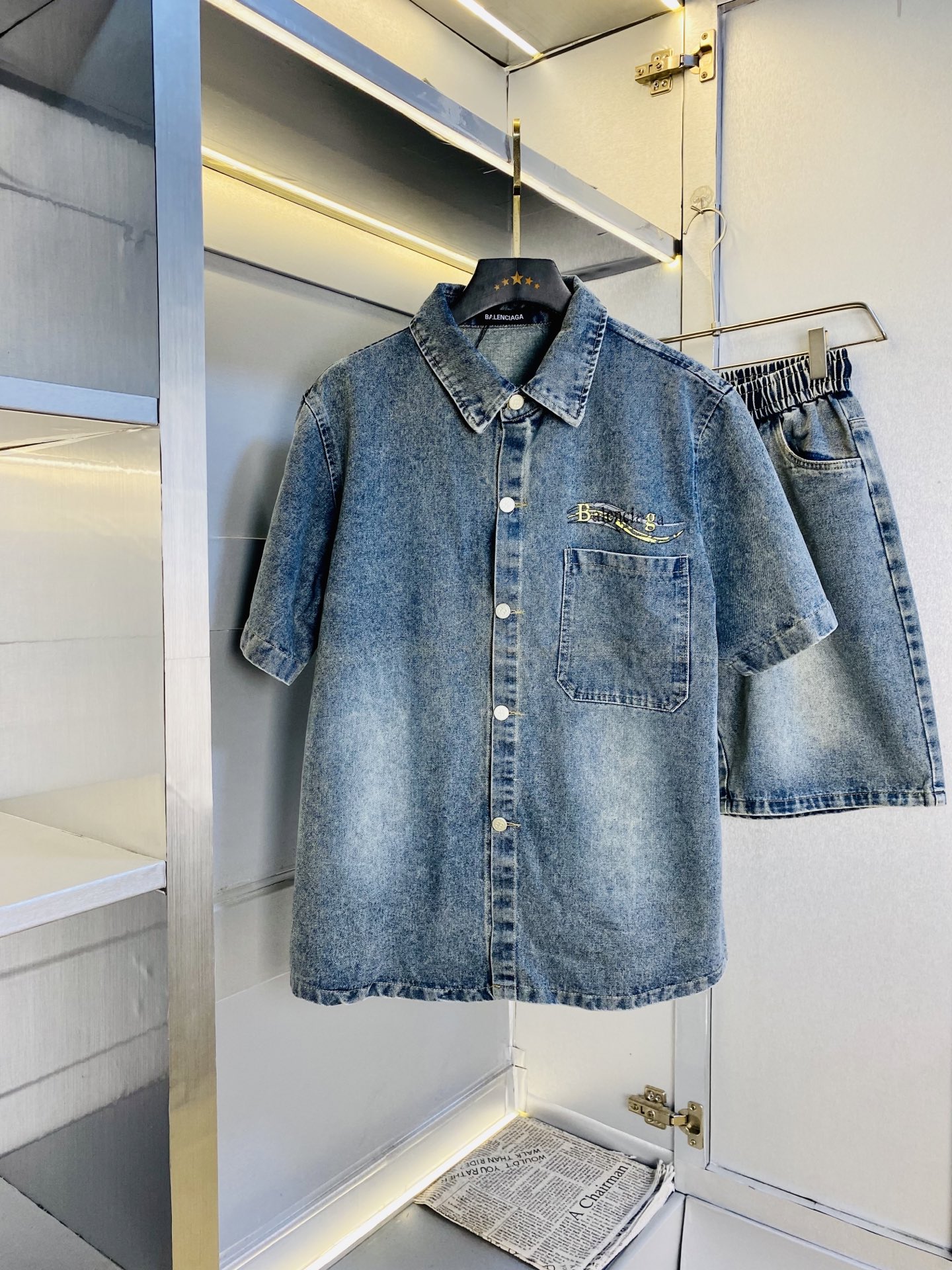 NO:773482,The original item from the official website can be worn under 200 pounds. Balenciaga is simple and fashionable. The new early spring denim suit, short-sleeved suit and shorts suit is very comfortable to wear. It is low-key yet luxurious. It is very classy to wear, and the style and tailoring of the pants need no introduction. The upper body is exquisite and vivid. Really first-class and top-quality materials. Really top-grade casual pants and elastic pants, using Turkish cotton to produce the most famous denim fabric. The quality is outstanding, and the pants are very soft after heavy washing!  The straight-leg version is not picky and the upper body is absolutely stylish and extremely luxurious. Size: M-3XL (175/130 pounds wear M),,balenciaga,balenciaga,shorts,T-shirt,19860909官网原单货 可穿200斤 巴黎世家Balenciaga 简约时尚 早春新款牛仔套装短袖套装短裤套装 身穿着非常舒适 低调不失奢华 穿出去非常有档次,裤型款式和裁剪亦无需多言 上身精致跃然.真正一等一顶级质料 真正殿堂级的休闲裤松紧裤,选用土耳其的棉花 生产出最有名的单宁布 品质卓然,经过重水洗使得裤子很柔软！直脚的版型 不挑人 上身绝对的有型 极度奢华.码数:M-3XL（175/130斤穿M）,,balenciaga,balenciaga,shorts,T-shirt,,Men's clothing