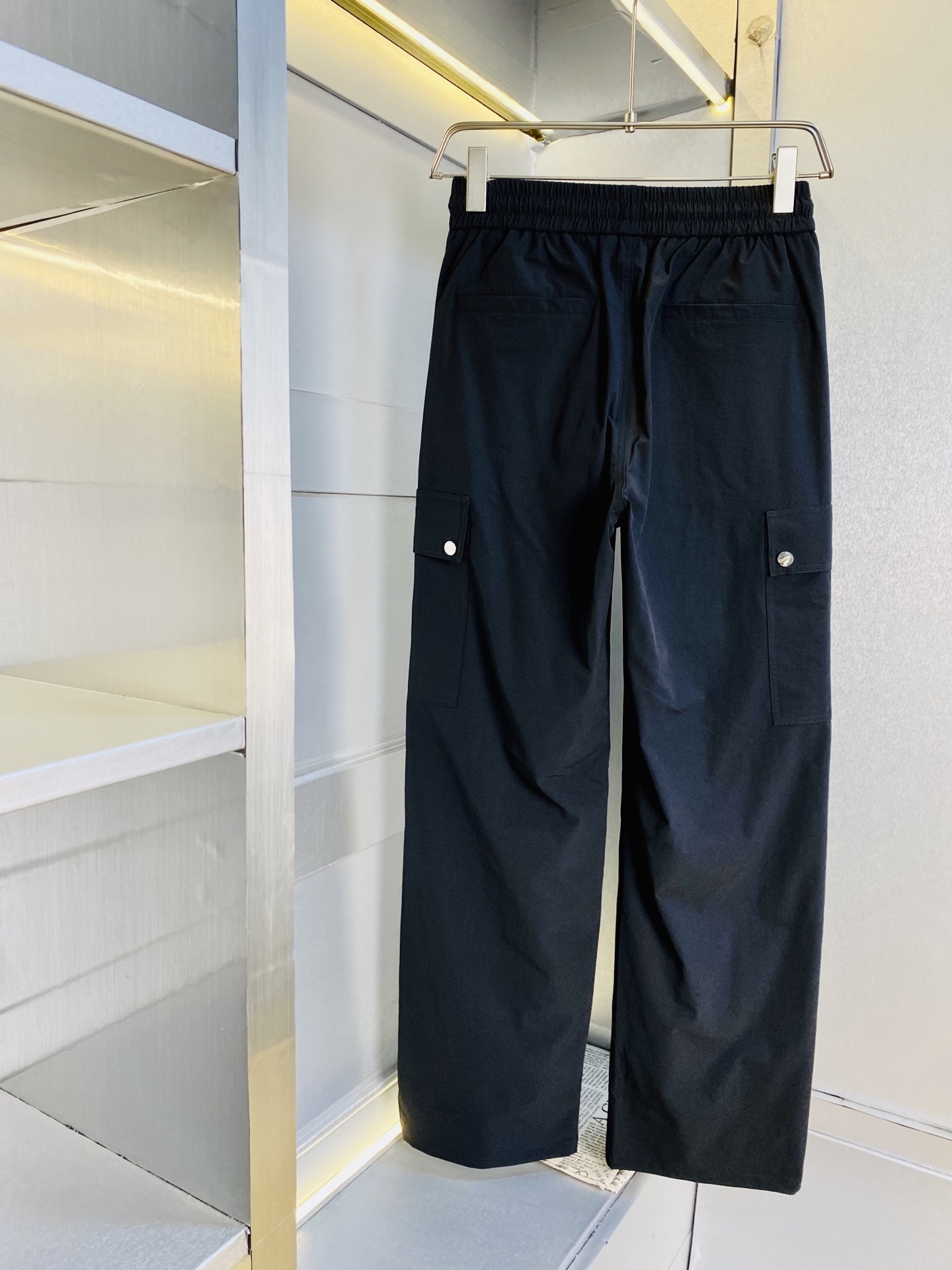 支持年后退换！ P260 官网原单货 可穿220斤🔥巴黎世家Balenciaga 简约时尚 休闲裤卫裤松紧裤长裤直筒裤👖身穿着非常舒适 低调不失奢华 穿出去非常有档次,裤型款式和裁剪亦无需多言 上身精致跃然.真正一等一顶级质料 真正殿堂级的休闲裤松紧裤,选用土耳其的棉花 生产出最有名的单宁布 品质卓然,经过重水洗使得裤子很柔软！直脚的版型 不挑人 上身绝对的有型 达人设计 极度奢华。码数:M-4XL