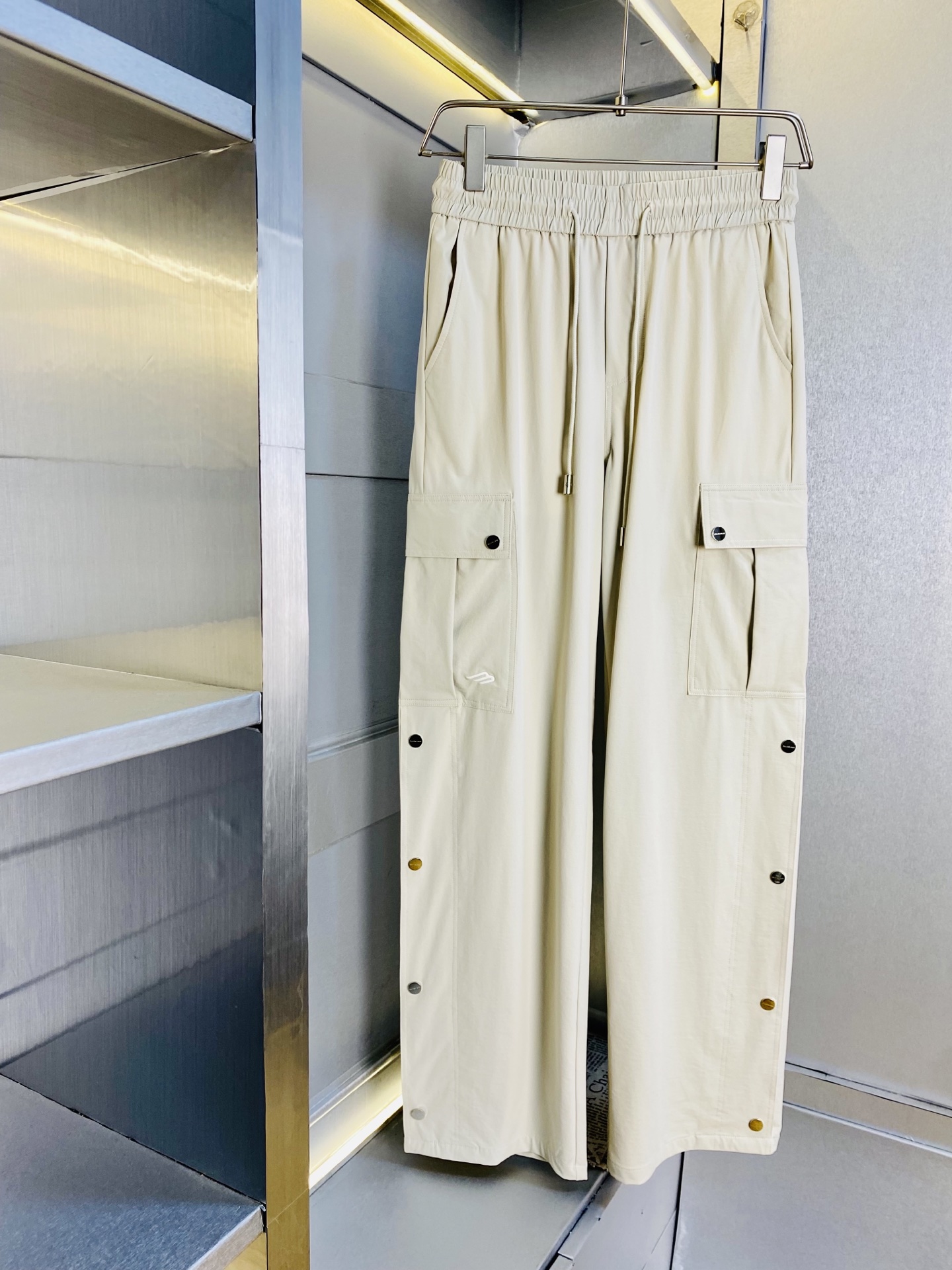 支持年后退换！ P260 官网原单货 可穿220斤🔥巴黎世家Balenciaga 简约时尚 休闲裤卫裤松紧裤长裤直筒裤👖身穿着非常舒适 低调不失奢华 穿出去非常有档次,裤型款式和裁剪亦无需多言 上身精致跃然.真正一等一顶级质料 真正殿堂级的休闲裤松紧裤,选用土耳其的棉花 生产出最有名的单宁布 品质卓然,经过重水洗使得裤子很柔软！直脚的版型 不挑人 上身绝对的有型 达人设计 极度奢华。码数:M-4XL