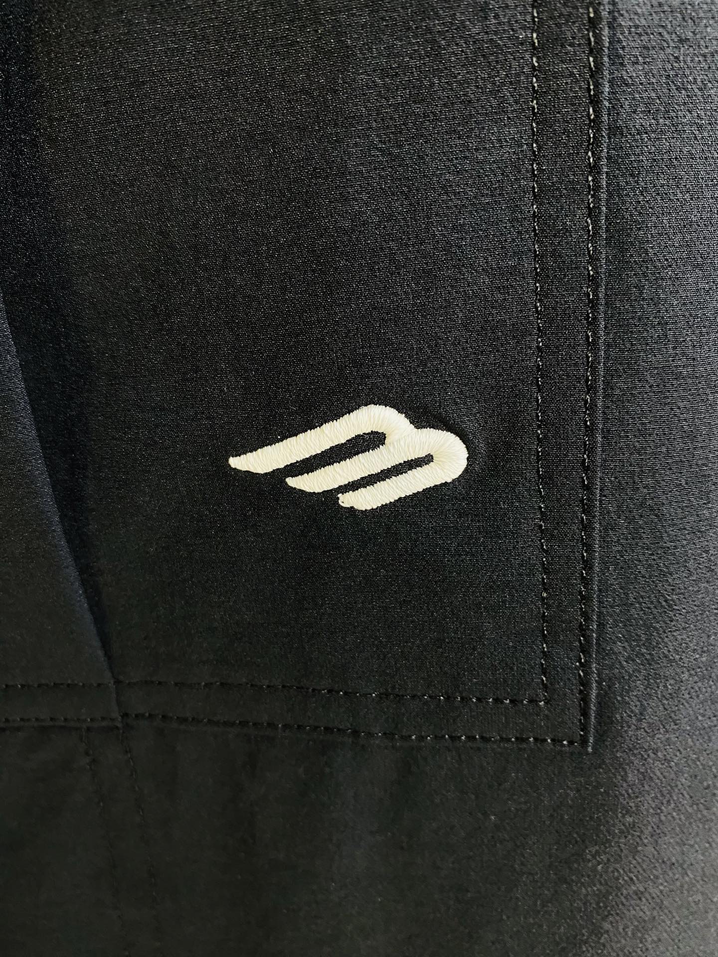 支持年后退换！ P260 官网原单货 可穿220斤🔥巴黎世家Balenciaga 简约时尚 休闲裤卫裤松紧裤长裤直筒裤👖身穿着非常舒适 低调不失奢华 穿出去非常有档次,裤型款式和裁剪亦无需多言 上身精致跃然.真正一等一顶级质料 真正殿堂级的休闲裤松紧裤,选用土耳其的棉花 生产出最有名的单宁布 品质卓然,经过重水洗使得裤子很柔软！直脚的版型 不挑人 上身绝对的有型 达人设计 极度奢华。码数:M-4XL