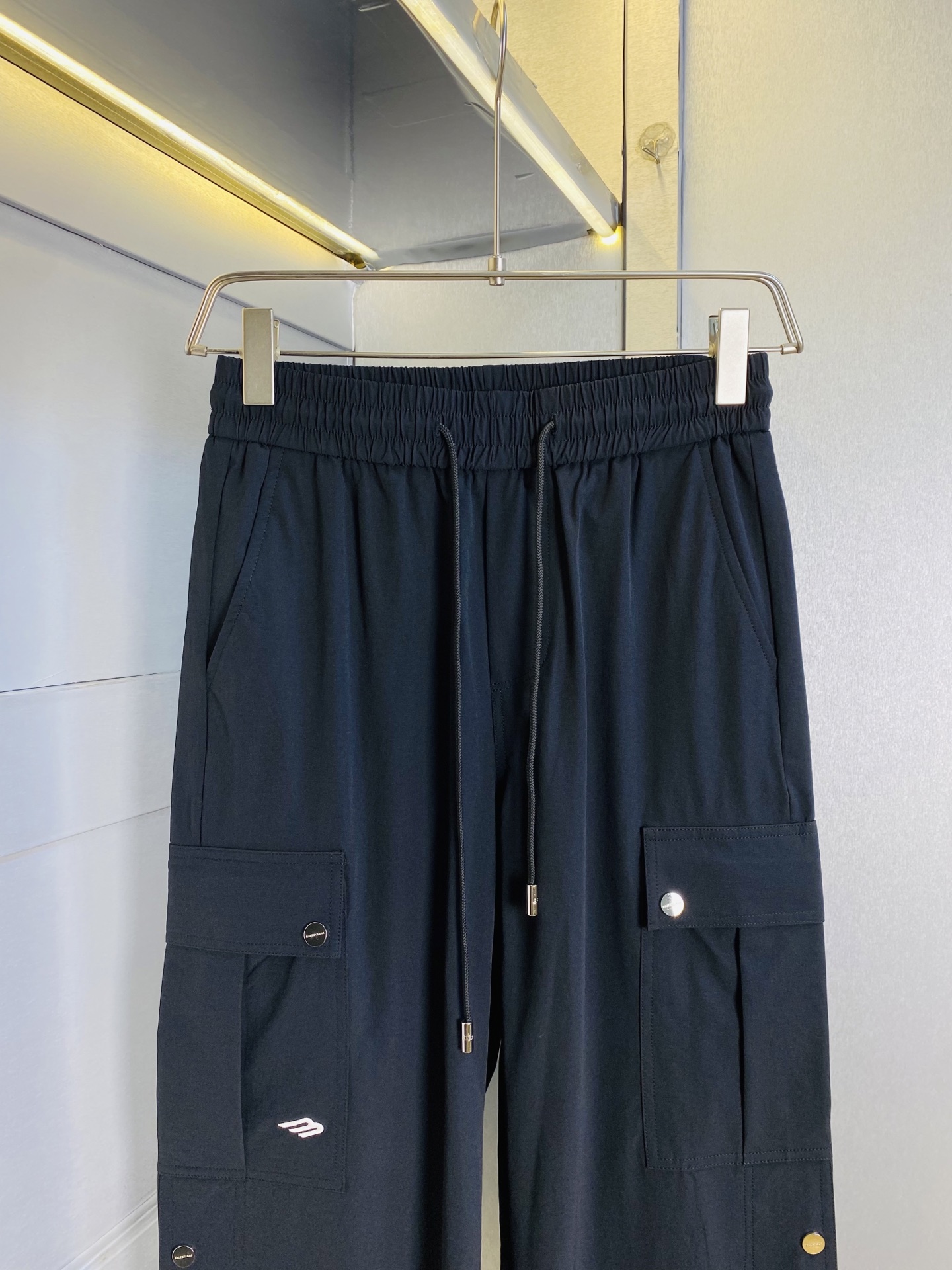 支持年后退换！ P260 官网原单货 可穿220斤🔥巴黎世家Balenciaga 简约时尚 休闲裤卫裤松紧裤长裤直筒裤👖身穿着非常舒适 低调不失奢华 穿出去非常有档次,裤型款式和裁剪亦无需多言 上身精致跃然.真正一等一顶级质料 真正殿堂级的休闲裤松紧裤,选用土耳其的棉花 生产出最有名的单宁布 品质卓然,经过重水洗使得裤子很柔软！直脚的版型 不挑人 上身绝对的有型 达人设计 极度奢华。码数:M-4XL