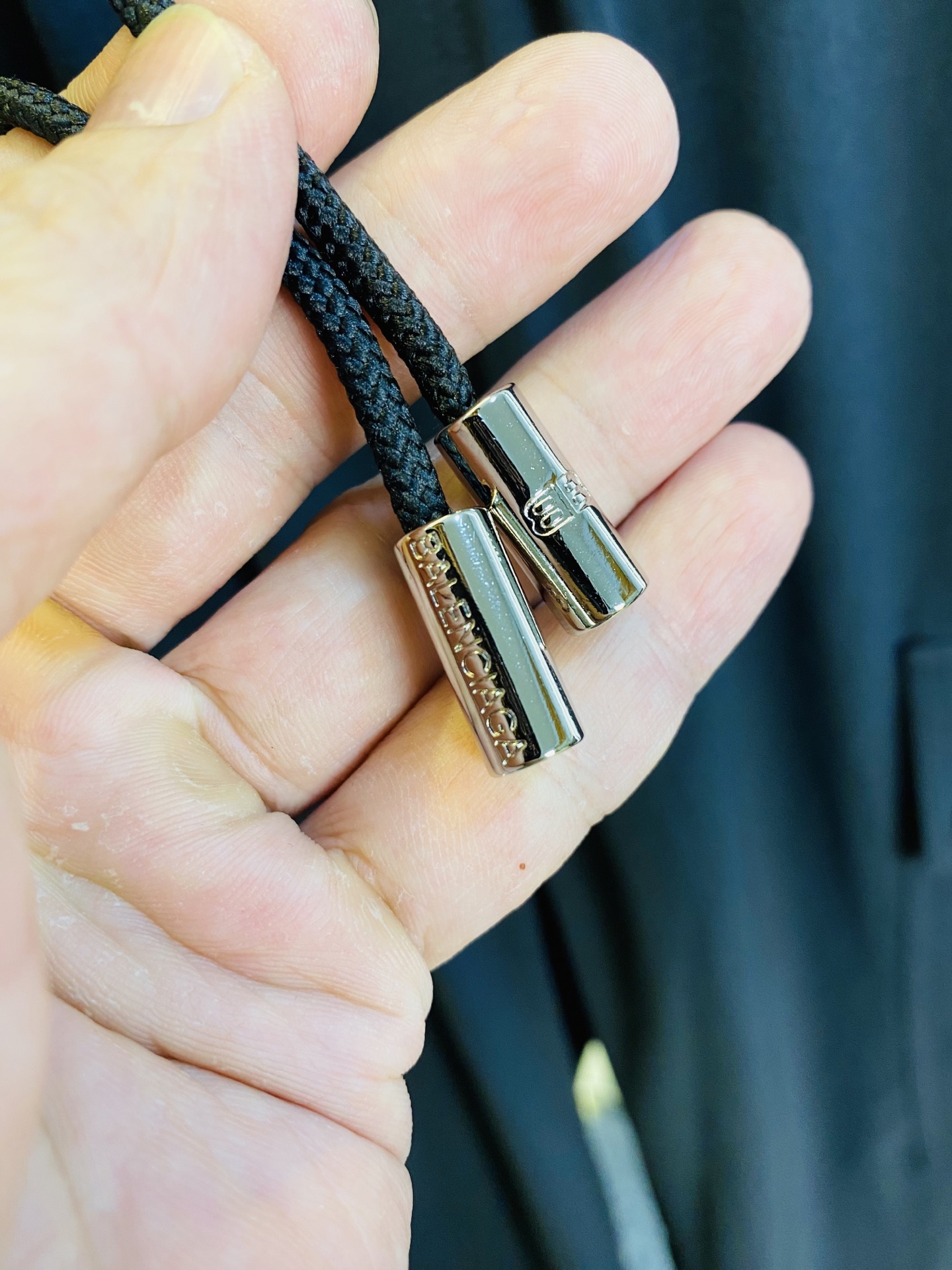 支持年后退换！ P260 官网原单货 可穿220斤🔥巴黎世家Balenciaga 简约时尚 休闲裤卫裤松紧裤长裤直筒裤👖身穿着非常舒适 低调不失奢华 穿出去非常有档次,裤型款式和裁剪亦无需多言 上身精致跃然.真正一等一顶级质料 真正殿堂级的休闲裤松紧裤,选用土耳其的棉花 生产出最有名的单宁布 品质卓然,经过重水洗使得裤子很柔软！直脚的版型 不挑人 上身绝对的有型 达人设计 极度奢华。码数:M-4XL